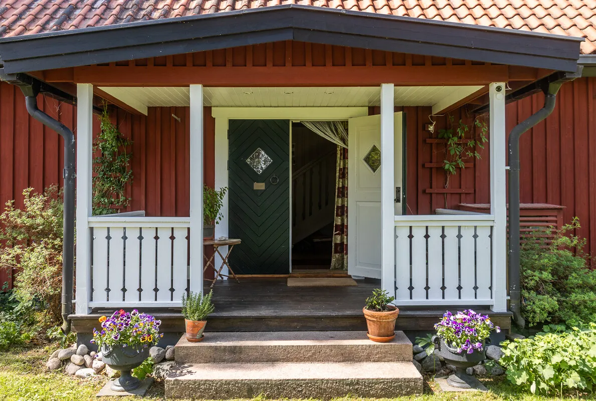 1970s Norrtälje House with Expansive Garden and Parking - Image 4