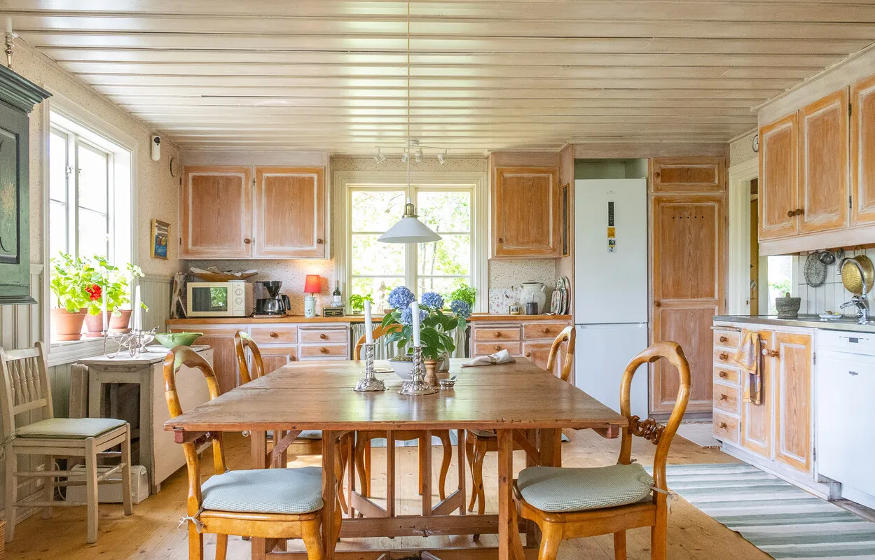 1970s Norrtälje House with Expansive Garden and Parking - View image 11 of 54