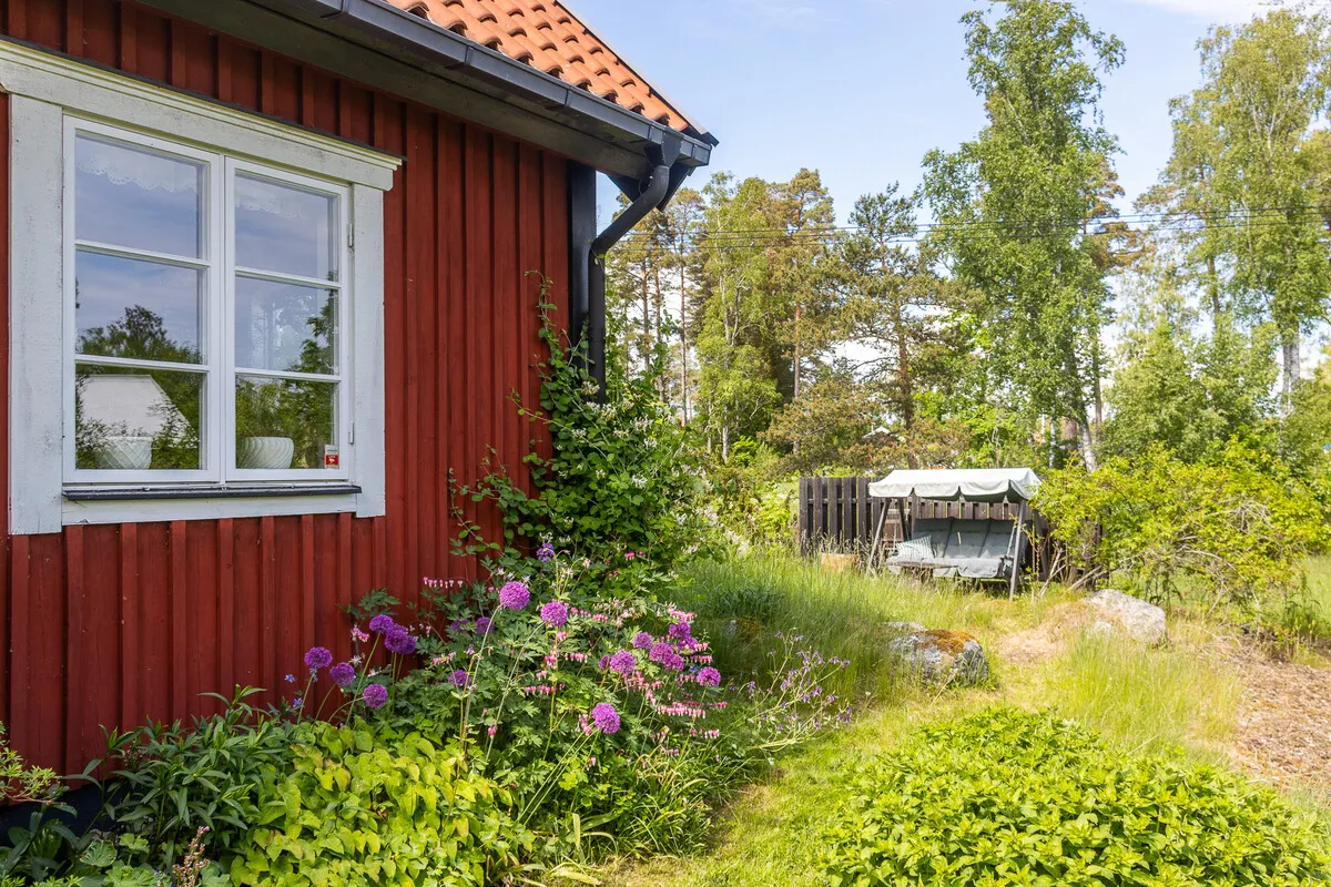 1970s Norrtälje House with Expansive Garden and Parking - View image 31 of 54