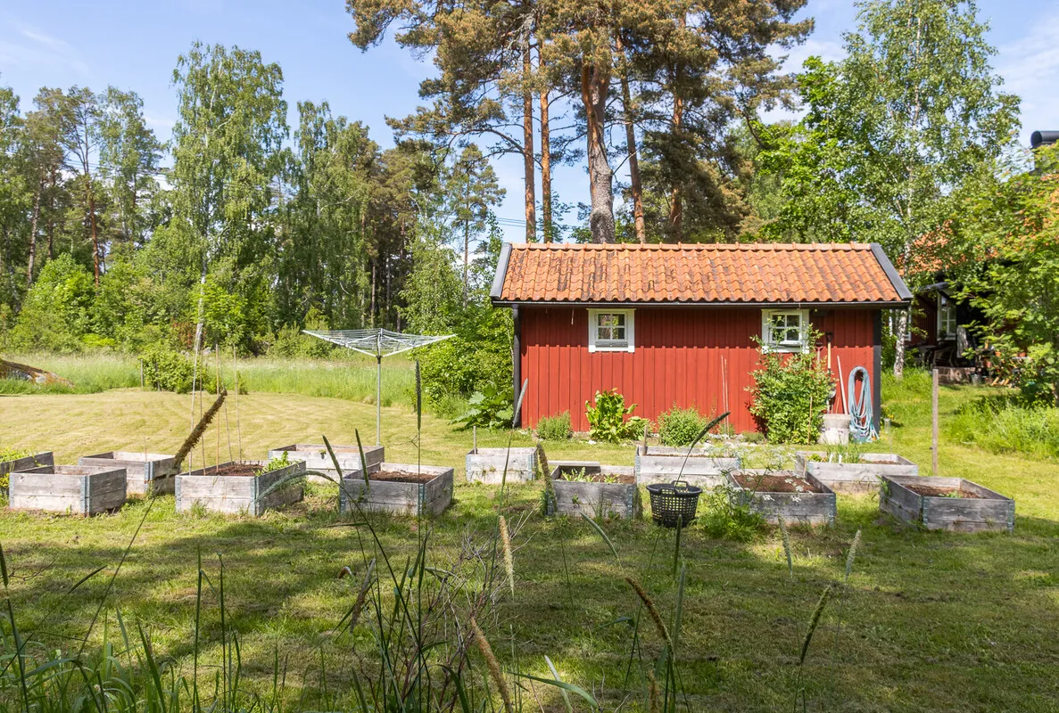1970s Norrtälje House with Expansive Garden and Parking - View image 42 of 54