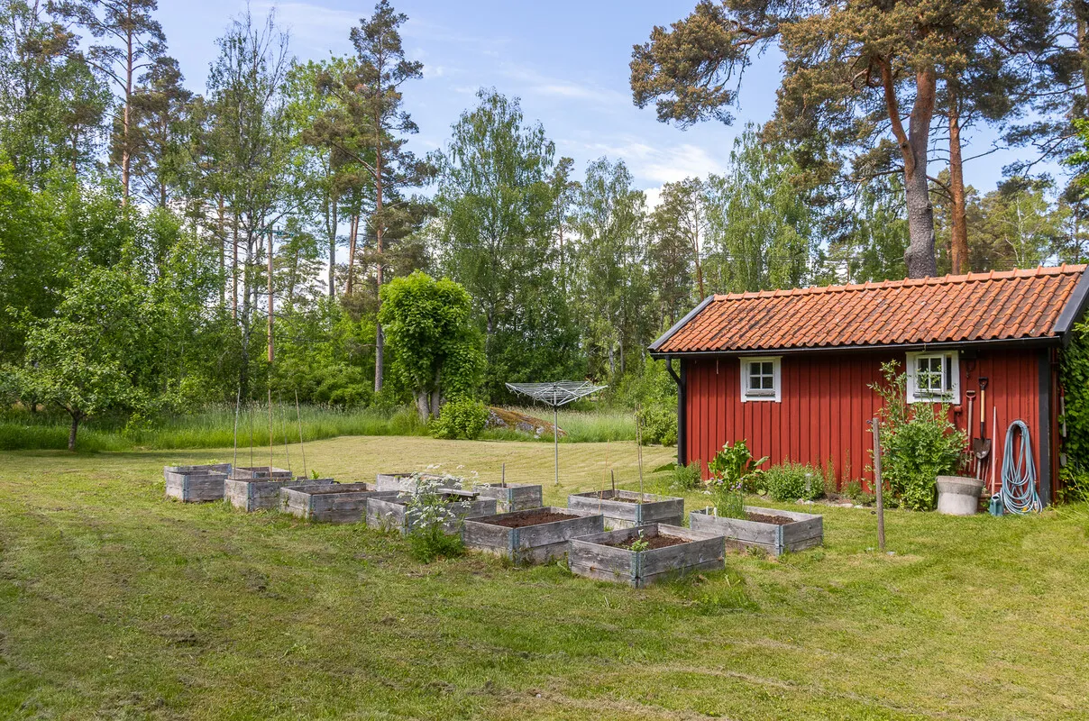 1970s Norrtälje House with Expansive Garden and Parking - View image 45 of 54