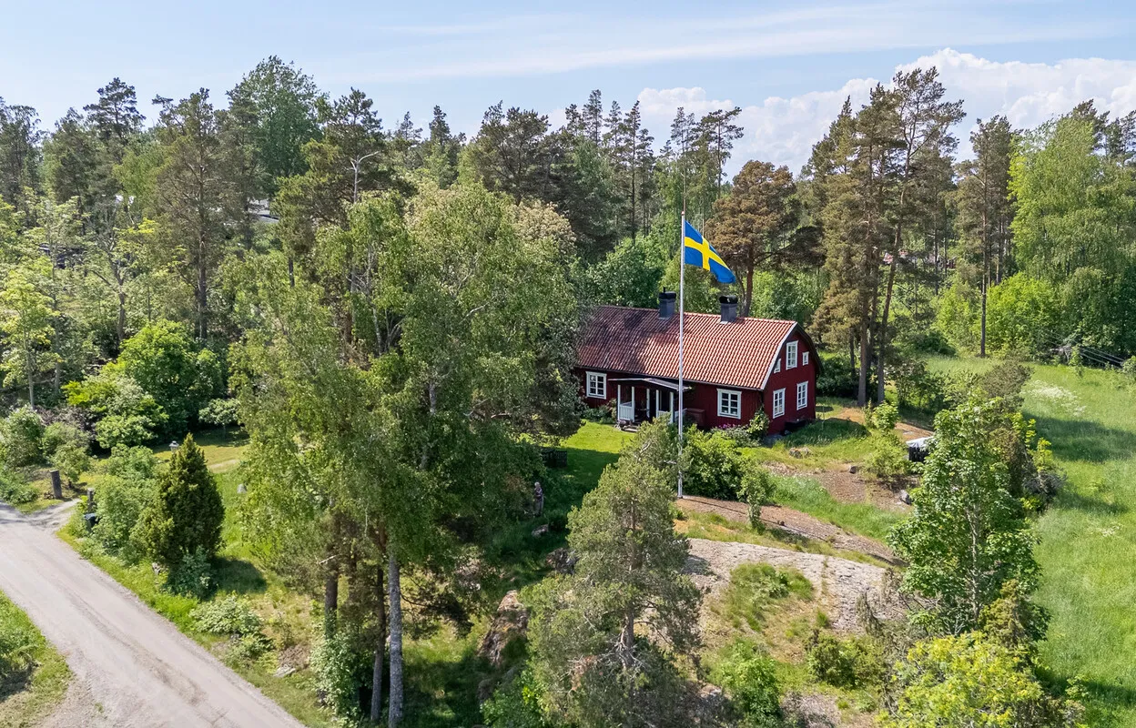 1970s Norrtälje House with Expansive Garden and Parking - View image 49 of 54