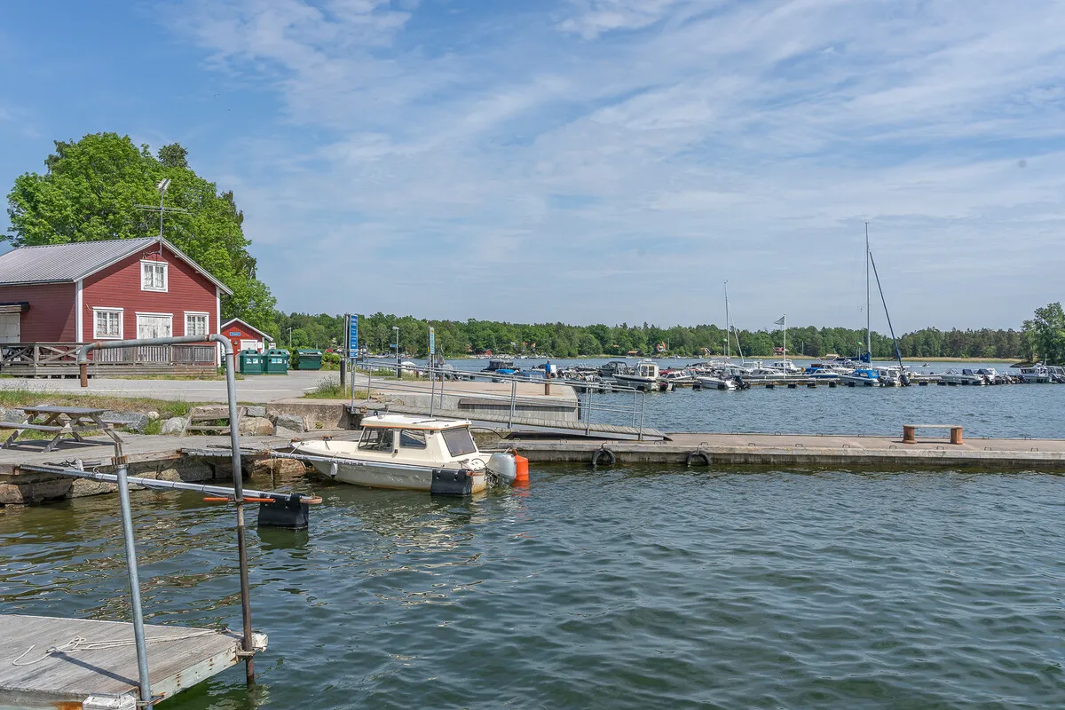 1970s Norrtälje House with Expansive Garden and Parking - View image 53 of 54