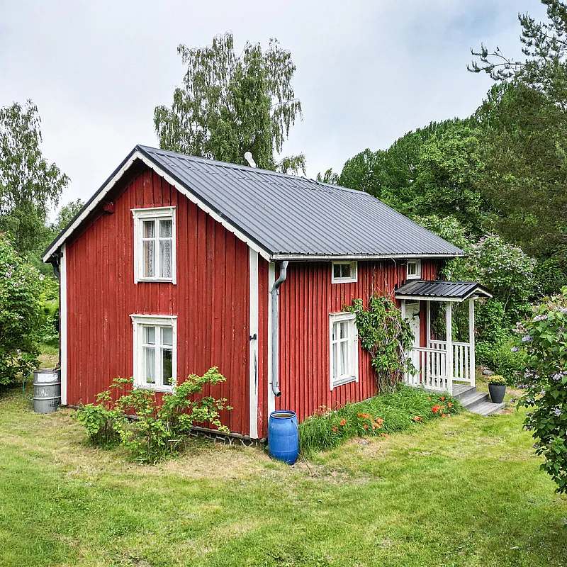 Historic Finnish Cabin with Expansive Garden in Mustasaari