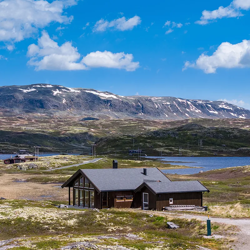 Modern 3-Bedroom Cabin in Hovet with Expansive Outdoor Living Space
