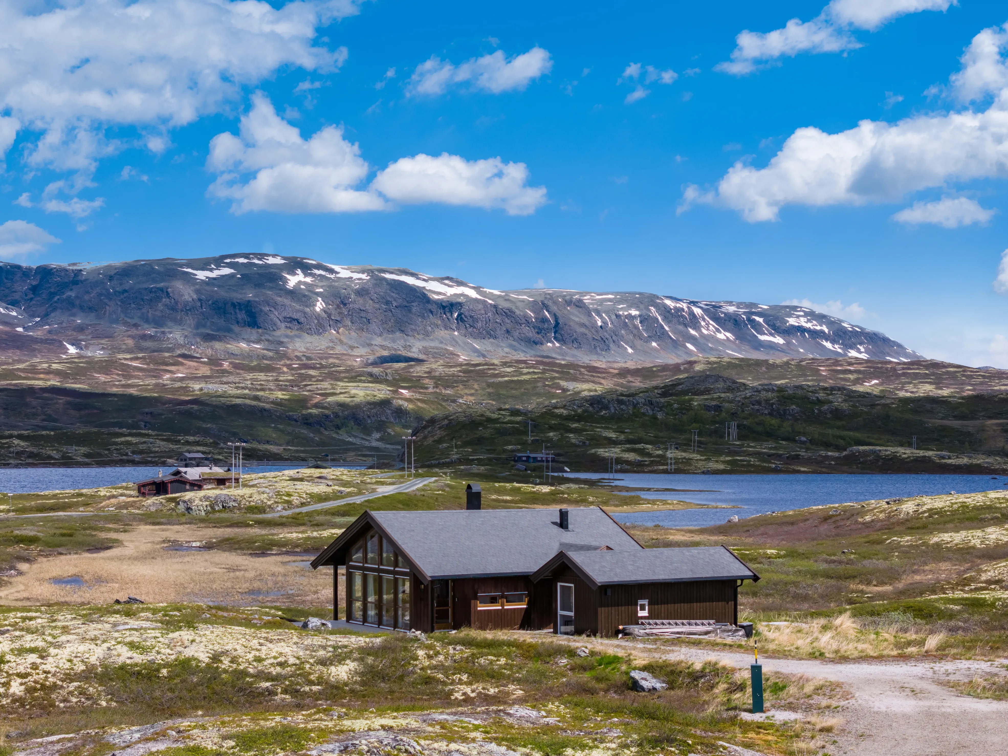 Modern 3-Bedroom Cabin in Hovet with Expansive Outdoor Living Space - Image 1