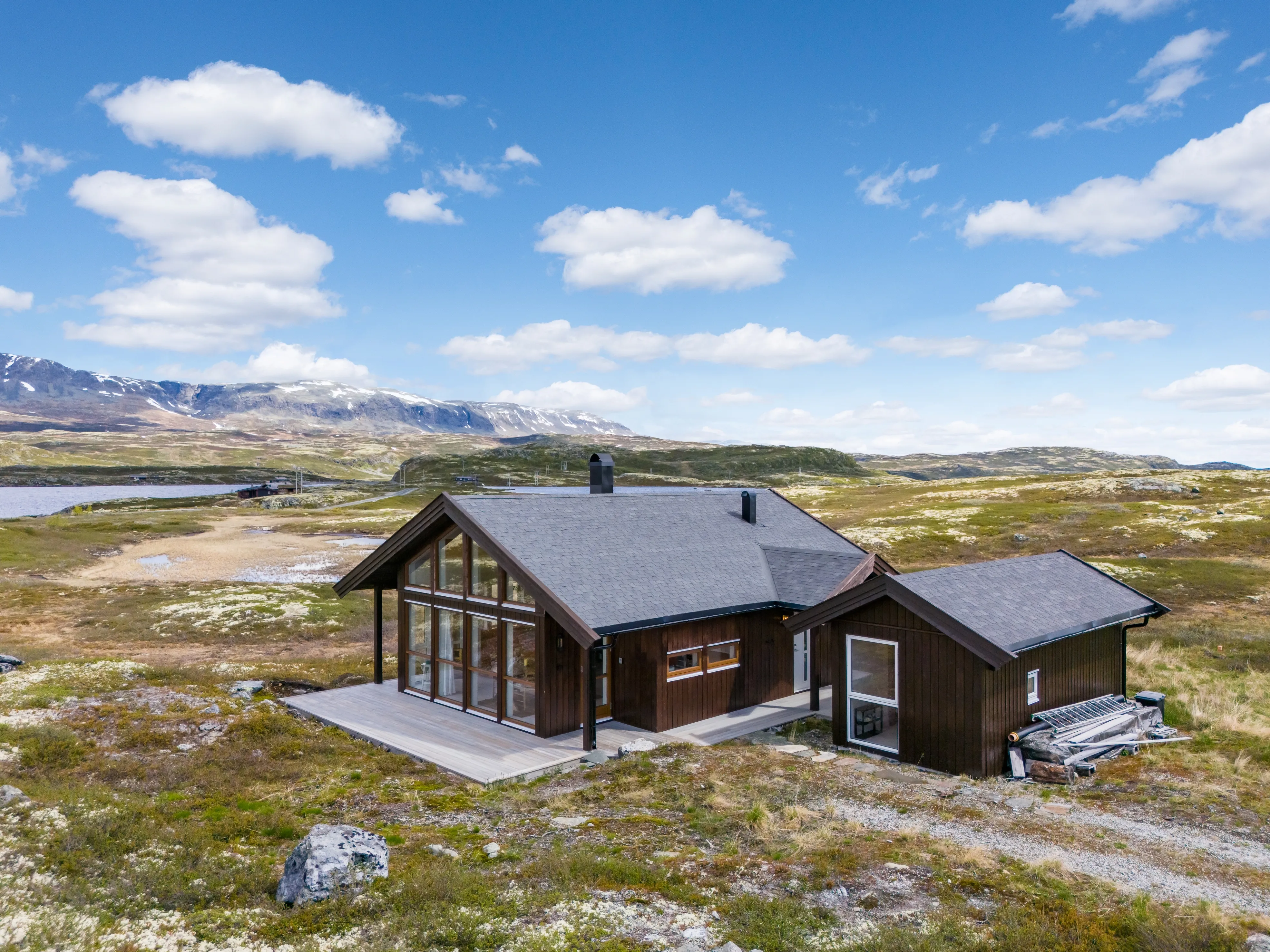 Modern 3-Bedroom Cabin in Hovet with Expansive Outdoor Living Space - Image 2