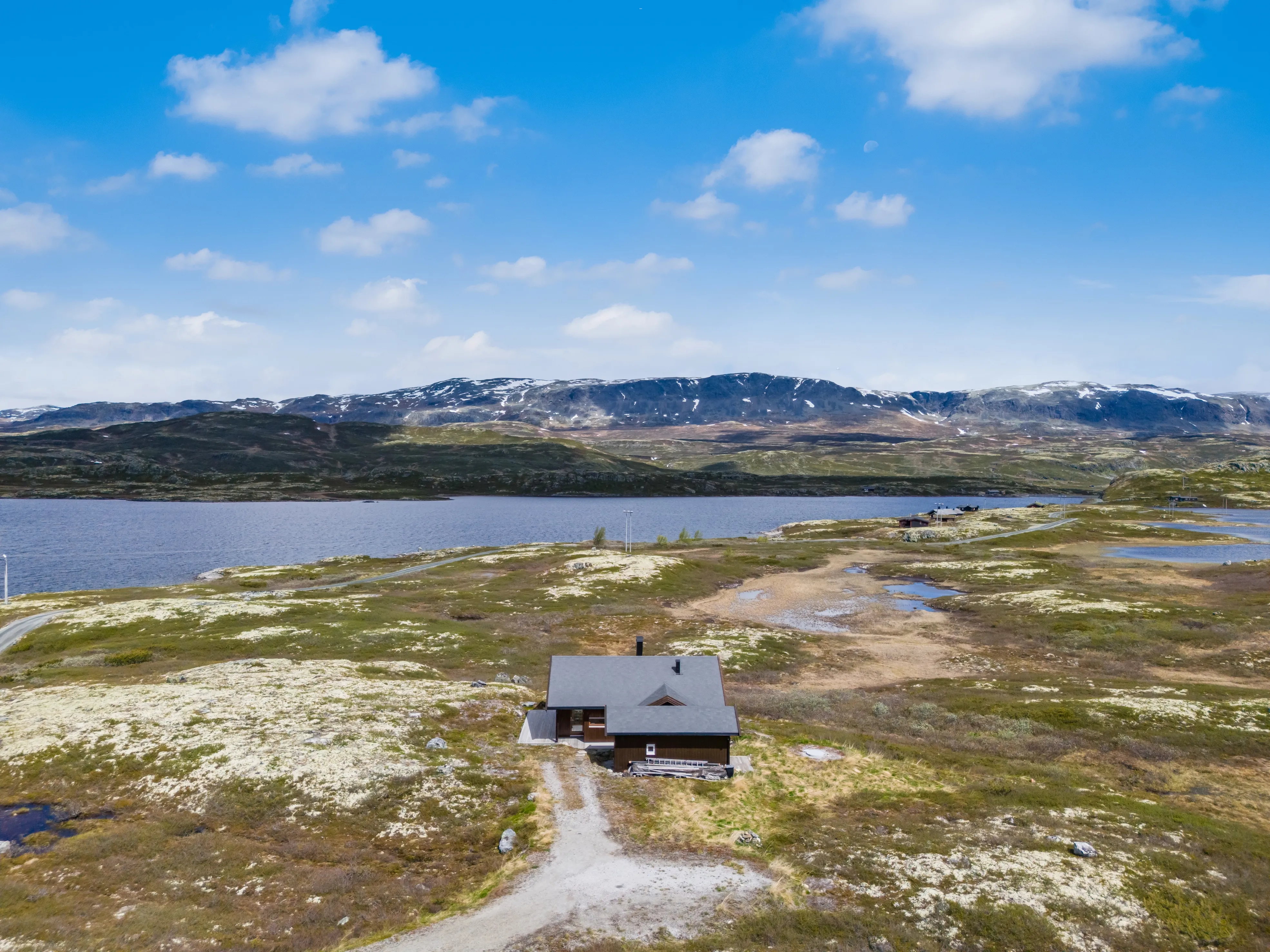 Modern 3-Bedroom Cabin in Hovet with Expansive Outdoor Living Space - Image 3