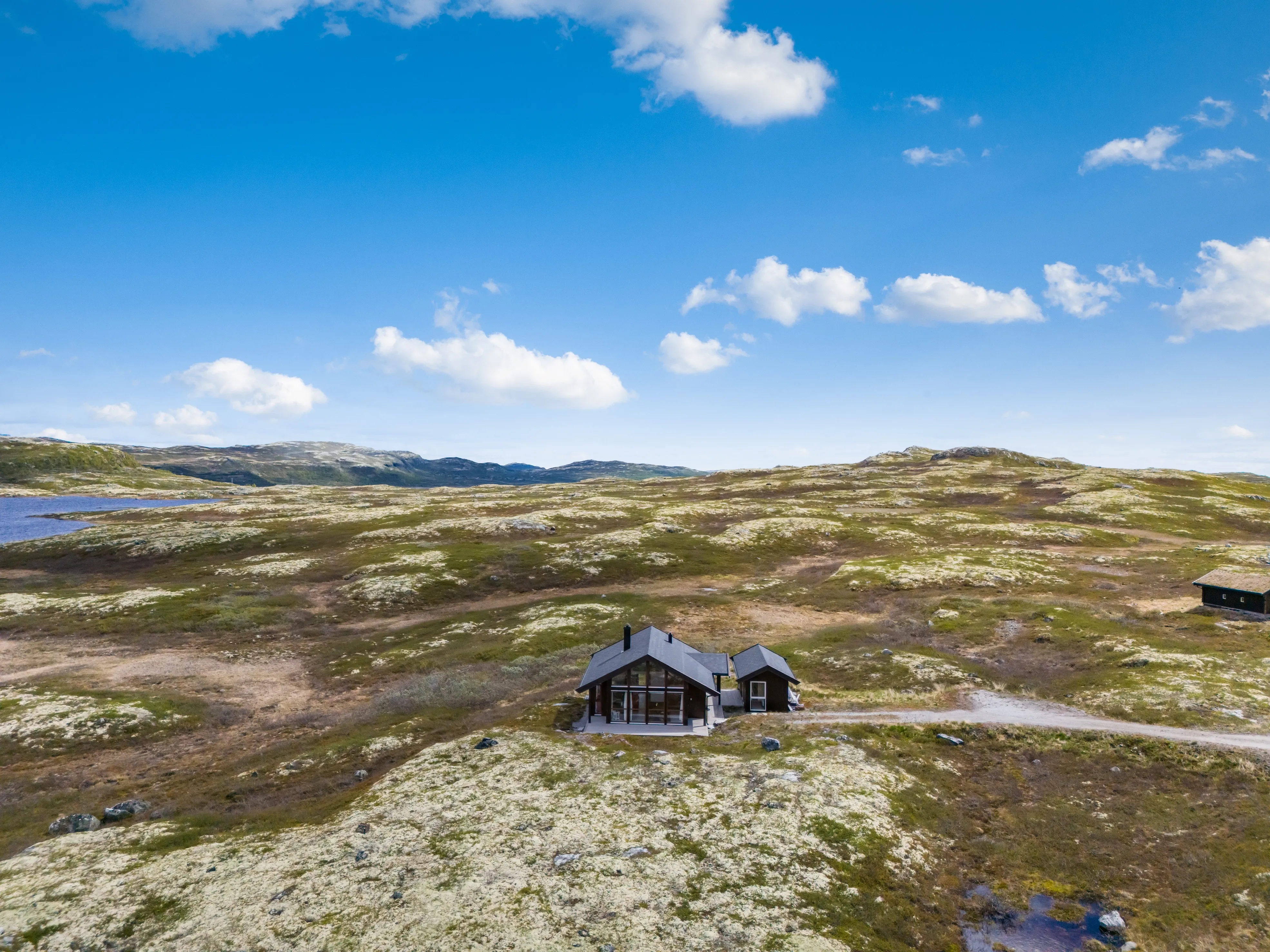 Modern 3-Bedroom Cabin in Hovet with Expansive Outdoor Living Space - Image 5