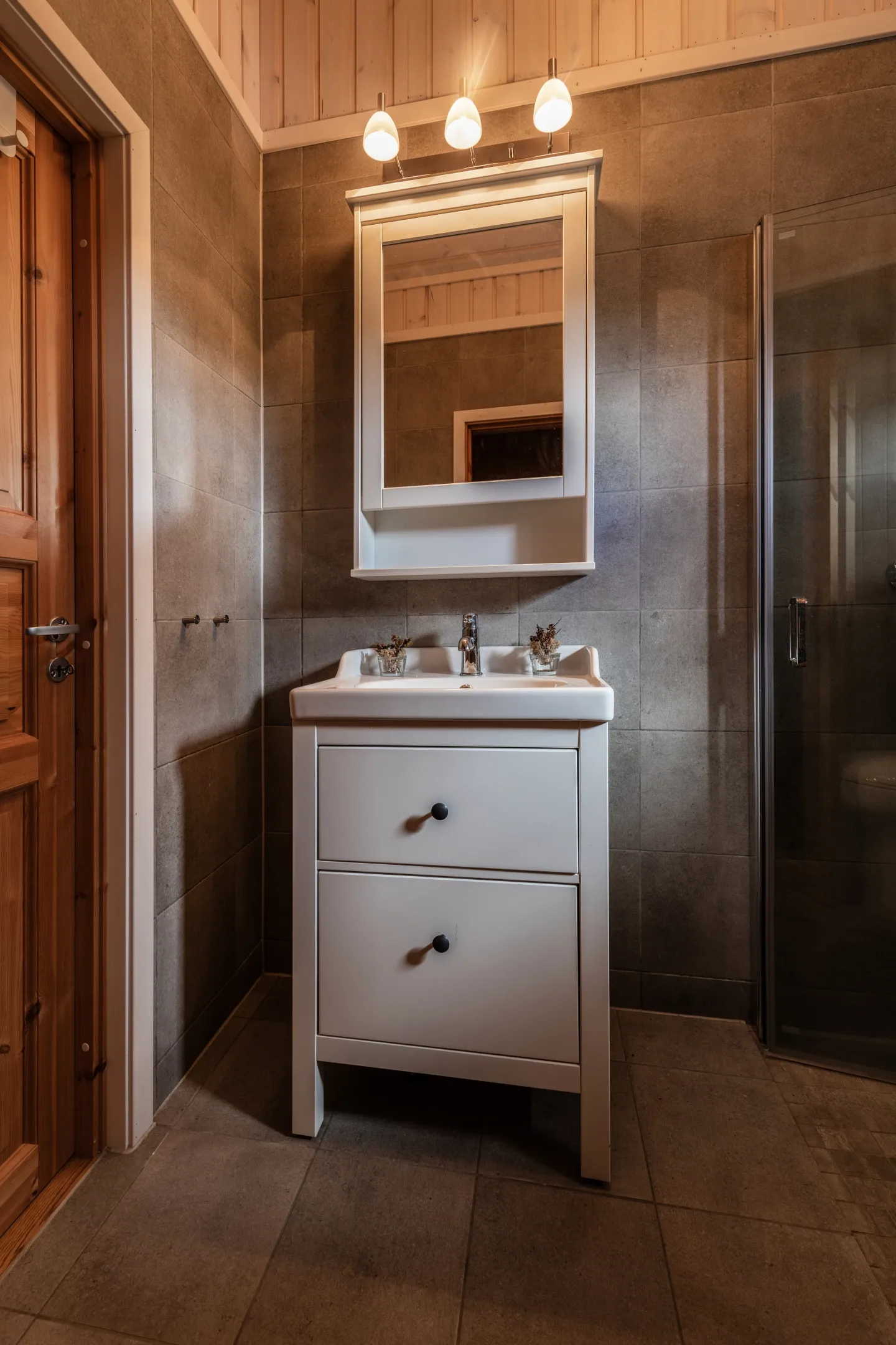 Modern 3-Bedroom Cabin in Hovet with Expansive Outdoor Living Space - View image 27 of 56