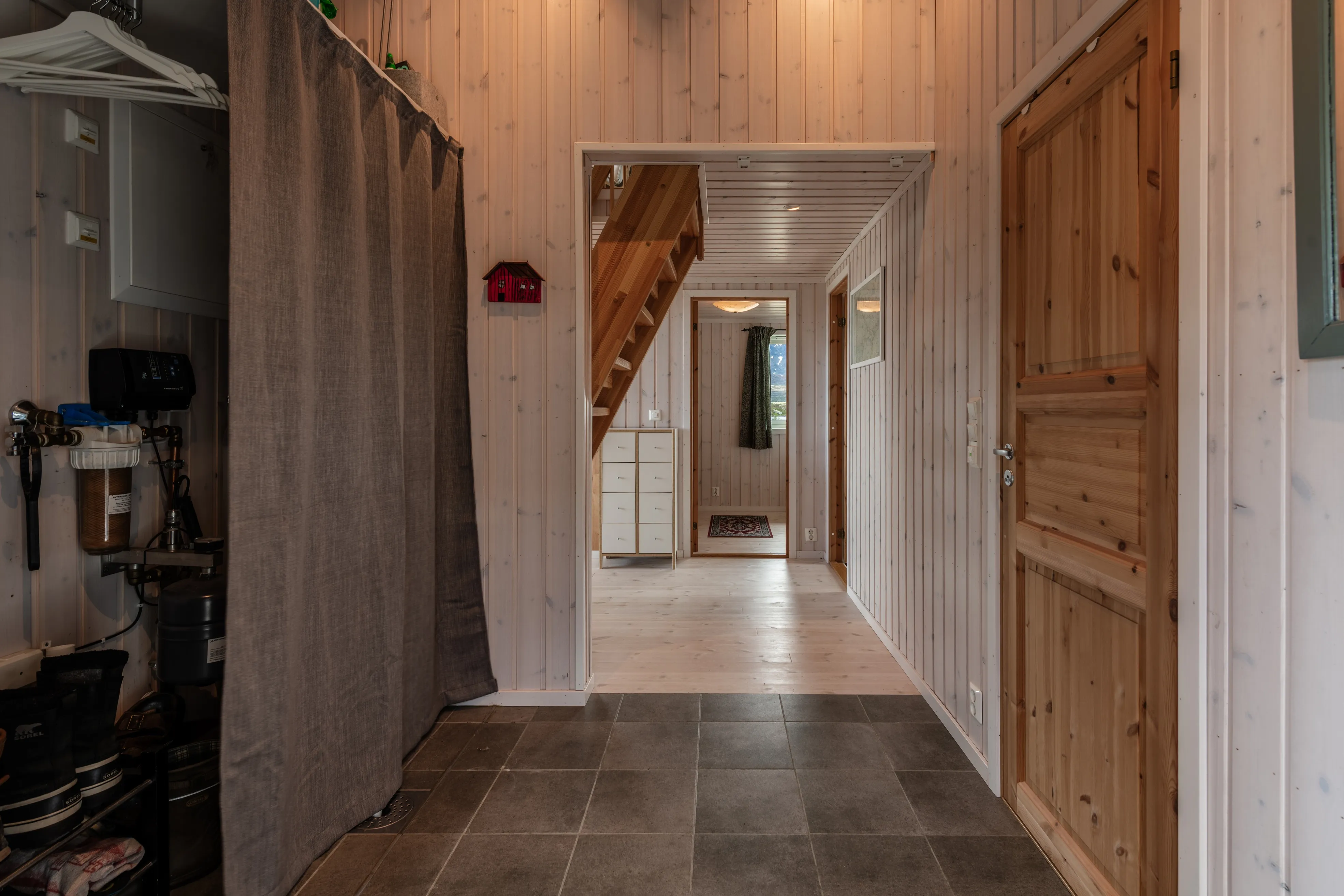 Modern 3-Bedroom Cabin in Hovet with Expansive Outdoor Living Space - View image 36 of 56