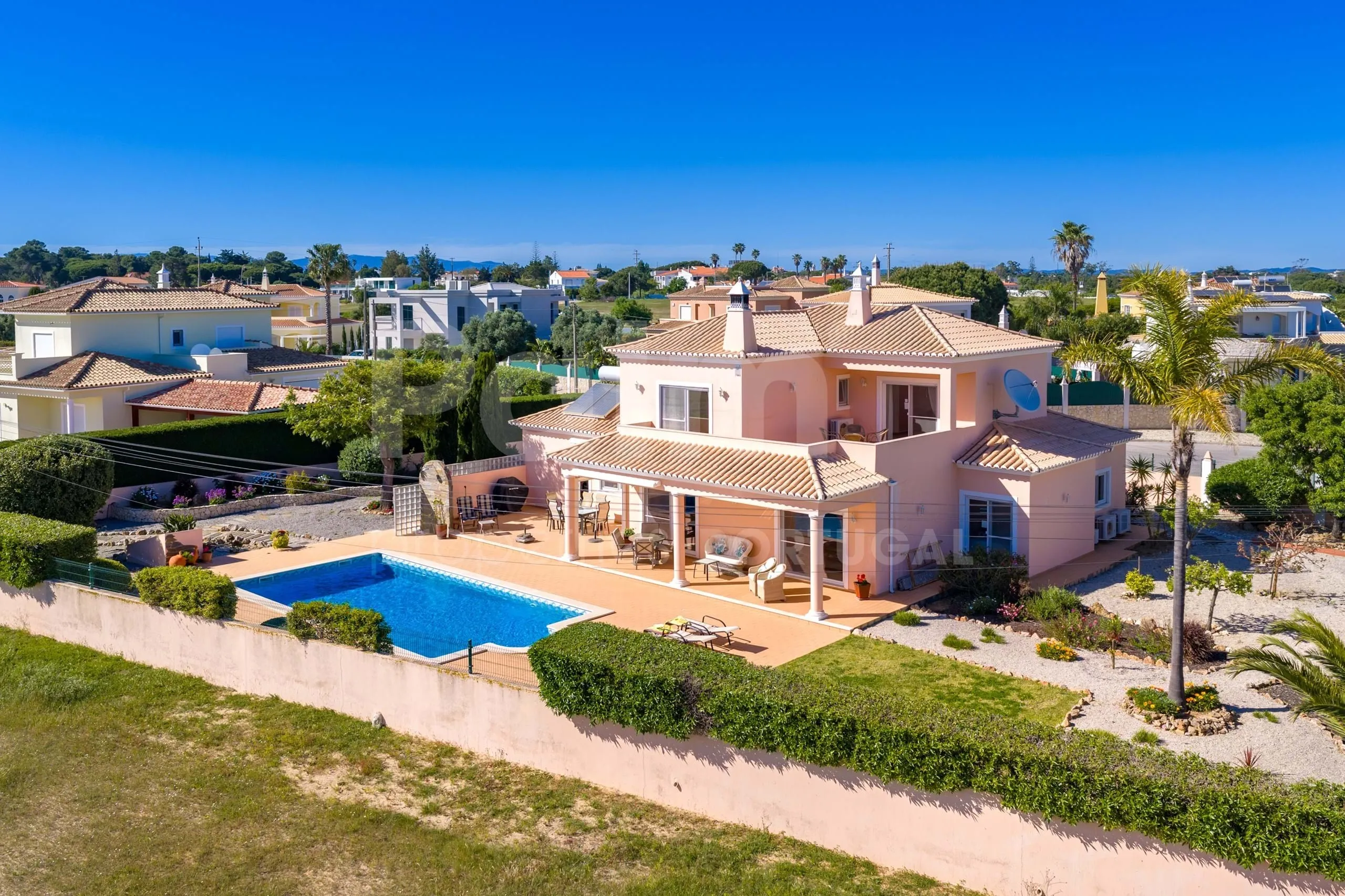 Contemporary Algarve Villa with Pool and Garden Near Porches' Coastline - Image 3
