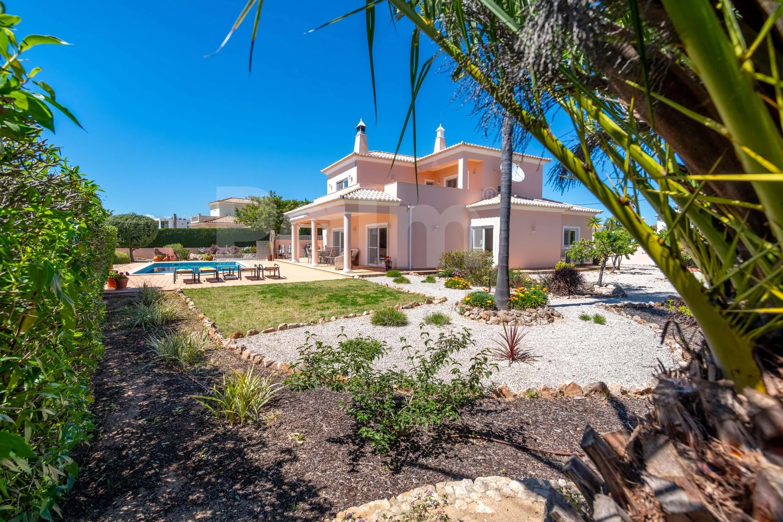 Contemporary Algarve Villa with Pool and Garden Near Porches' Coastline - Image 4