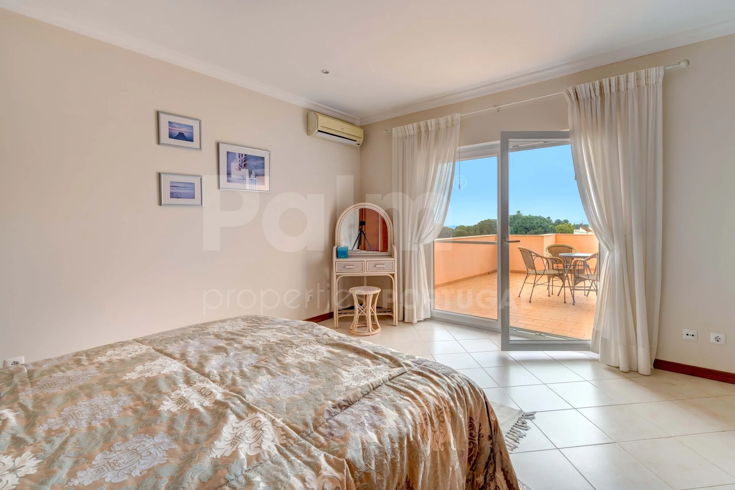 Contemporary Algarve Villa with Pool and Garden Near Porches' Coastline - View image 26 of 57