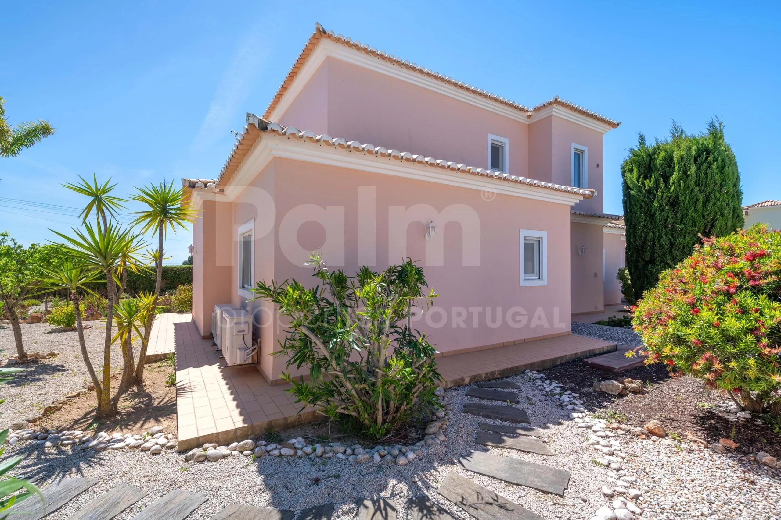 Contemporary Algarve Villa with Pool and Garden Near Porches' Coastline - View image 33 of 57