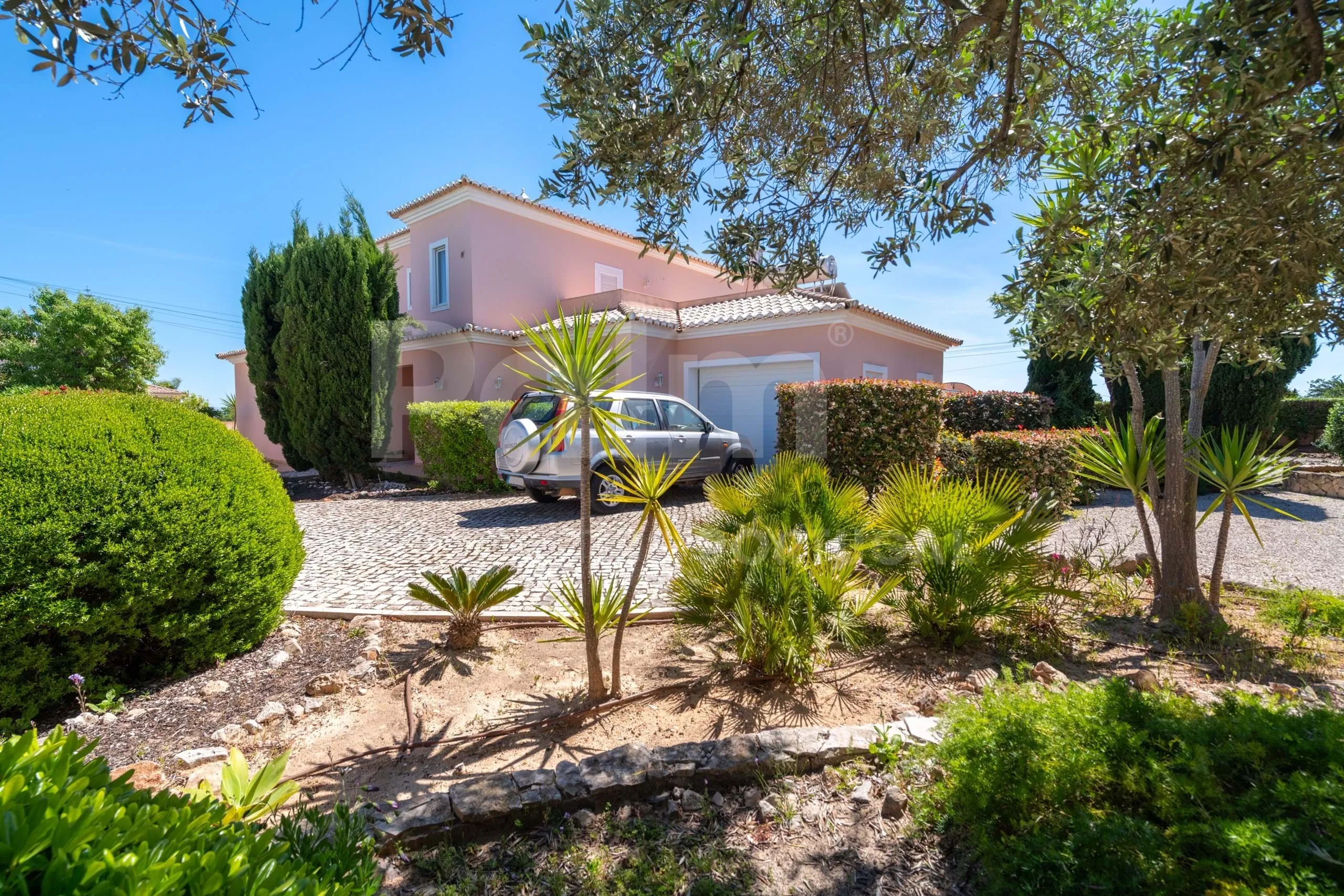 Contemporary Algarve Villa with Pool and Garden Near Porches' Coastline - View image 44 of 57