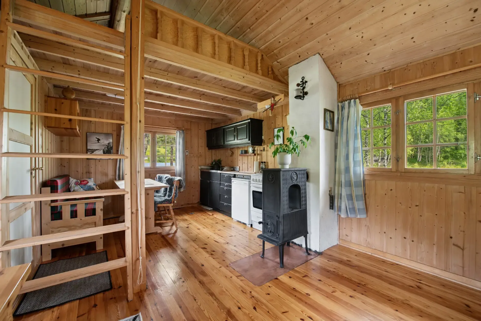 Compact 1980s Country House on Expansive Lot Near Seljord's Scenic Waters - View image 16 of 35