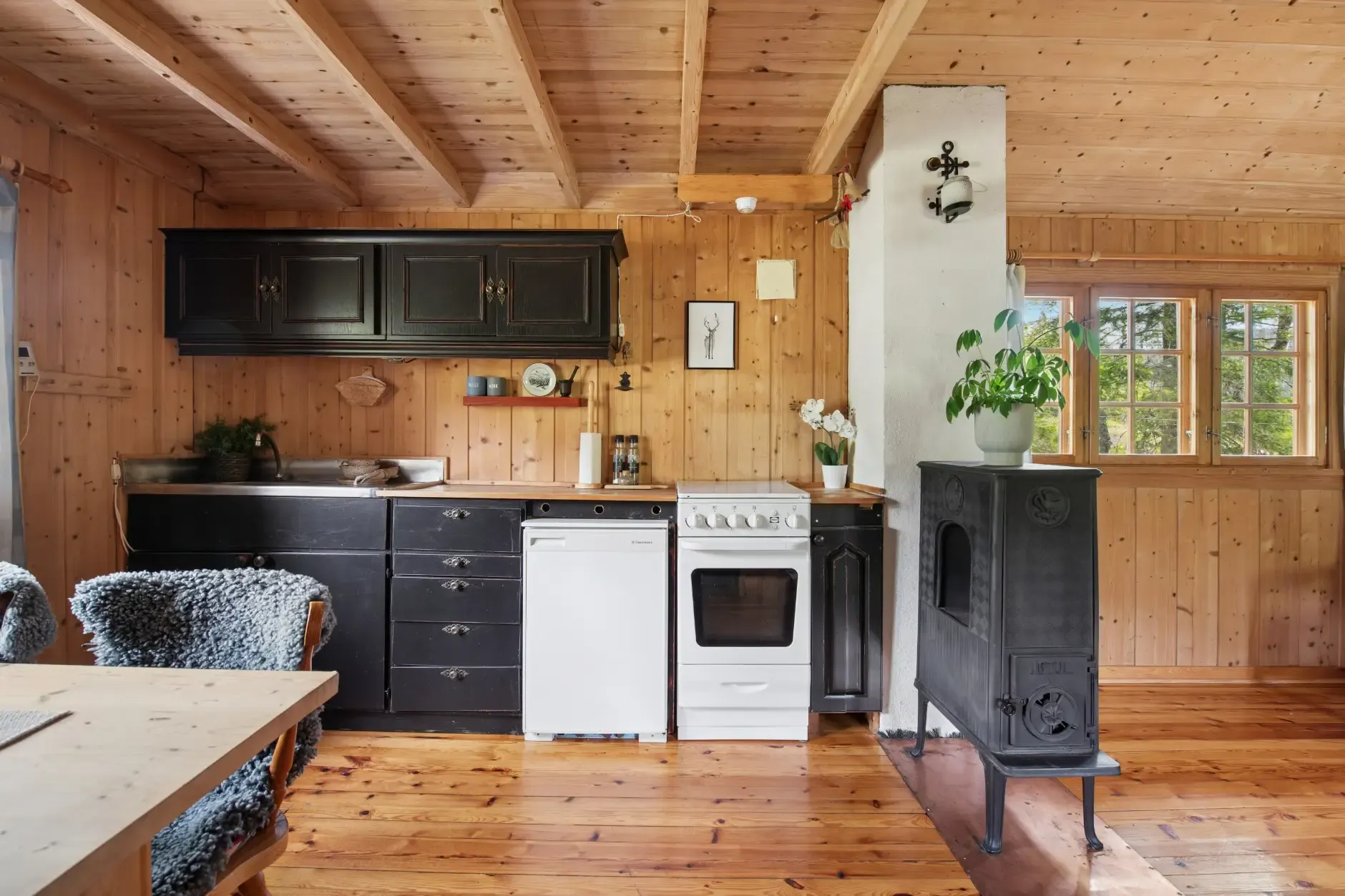 Compact 1980s Country House on Expansive Lot Near Seljord's Scenic Waters - View image 17 of 35