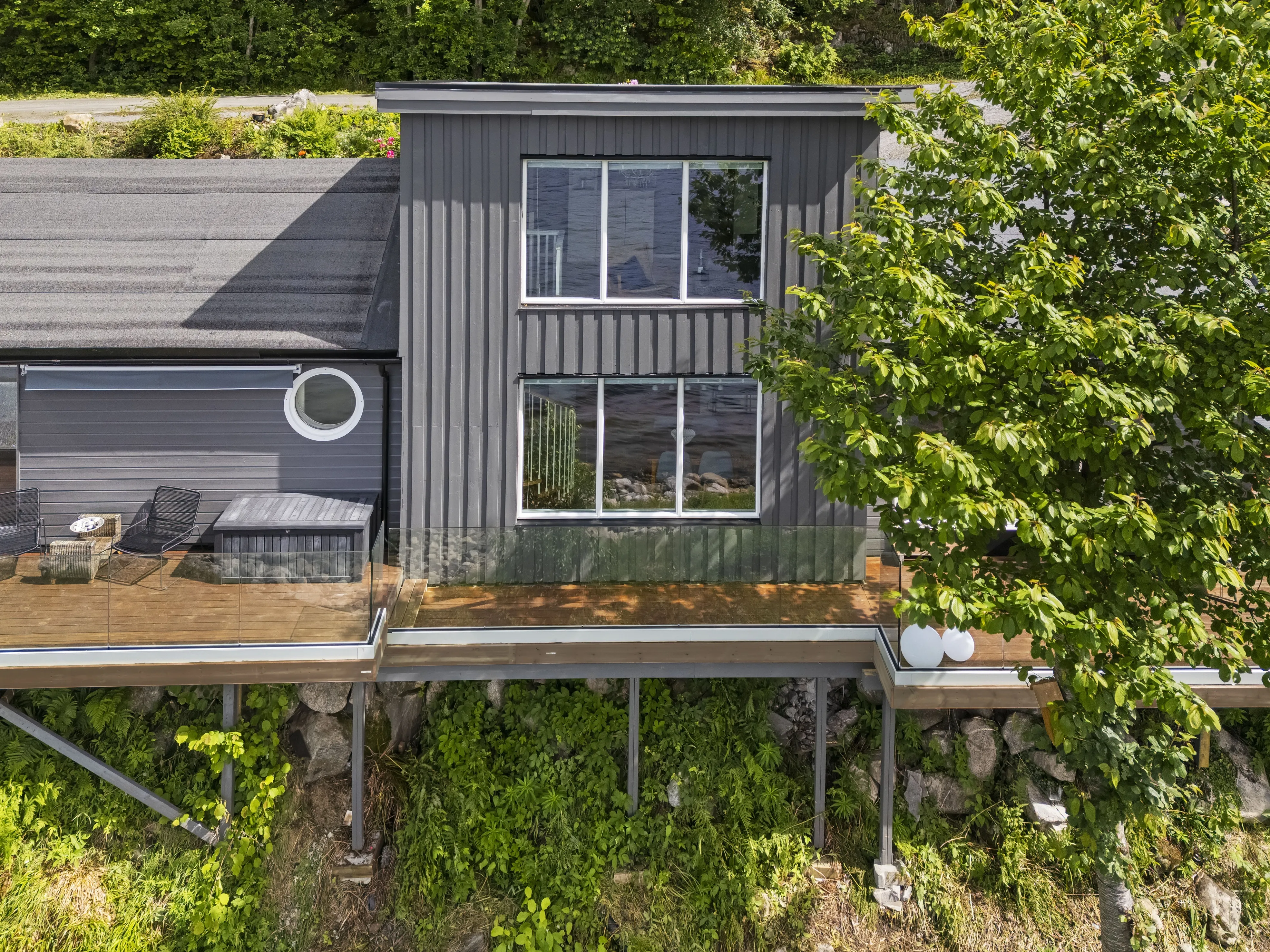 Norwegian Coast Cabin with Expansive Terrace and Sea Access - Image 2