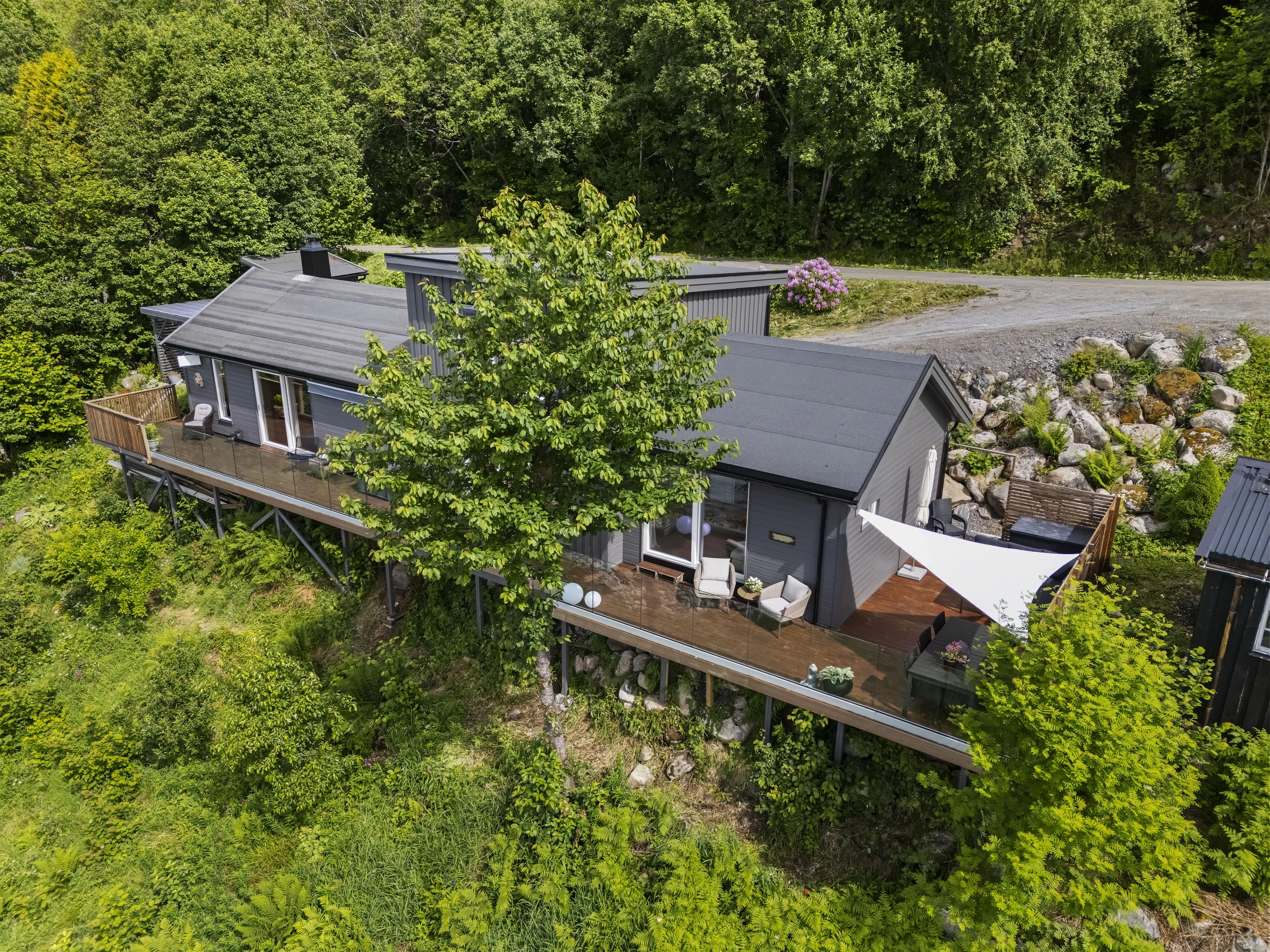 Norwegian Coast Cabin with Expansive Terrace and Sea Access - Image 3