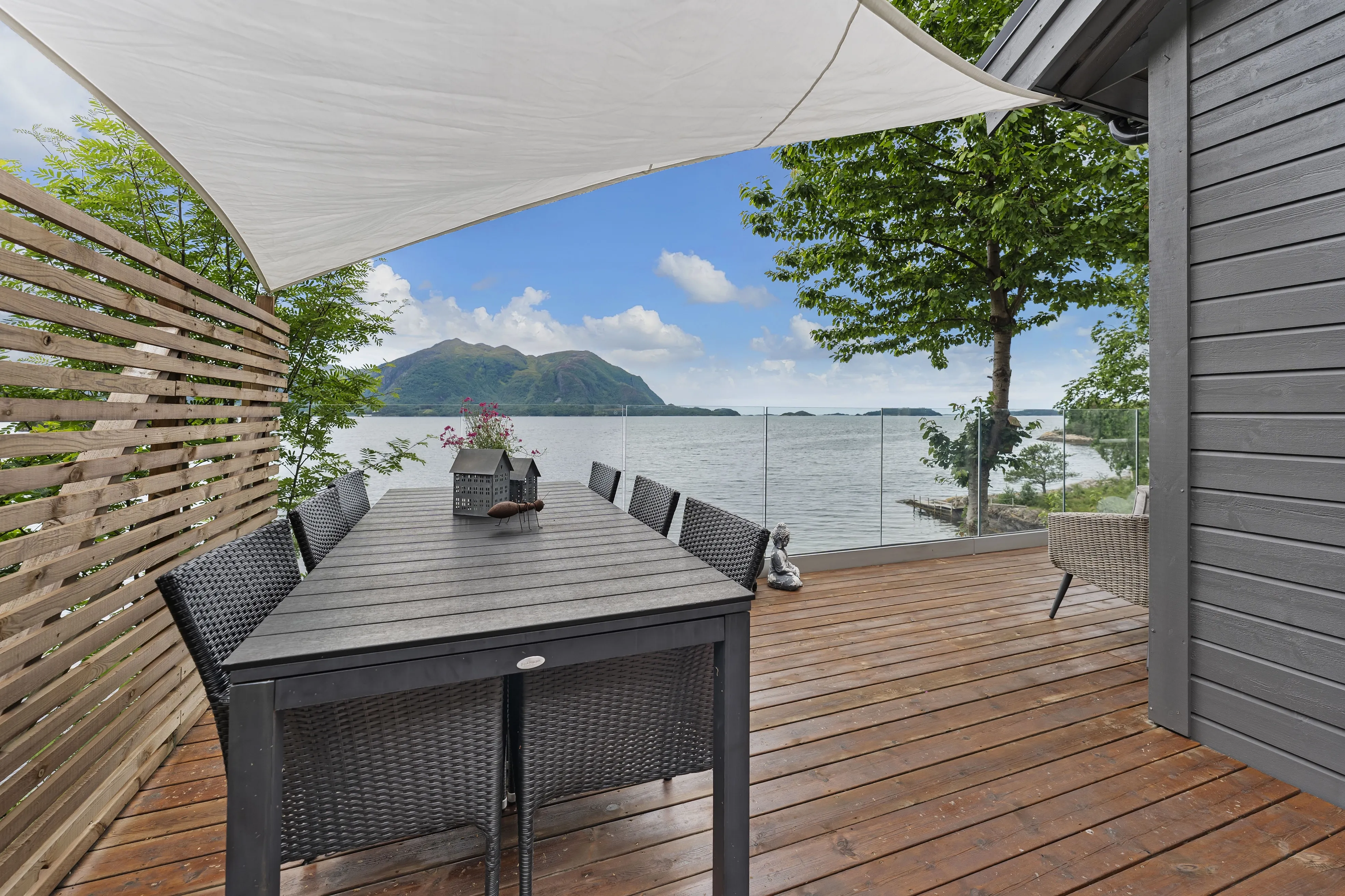 Norwegian Coast Cabin with Expansive Terrace and Sea Access - Image 4