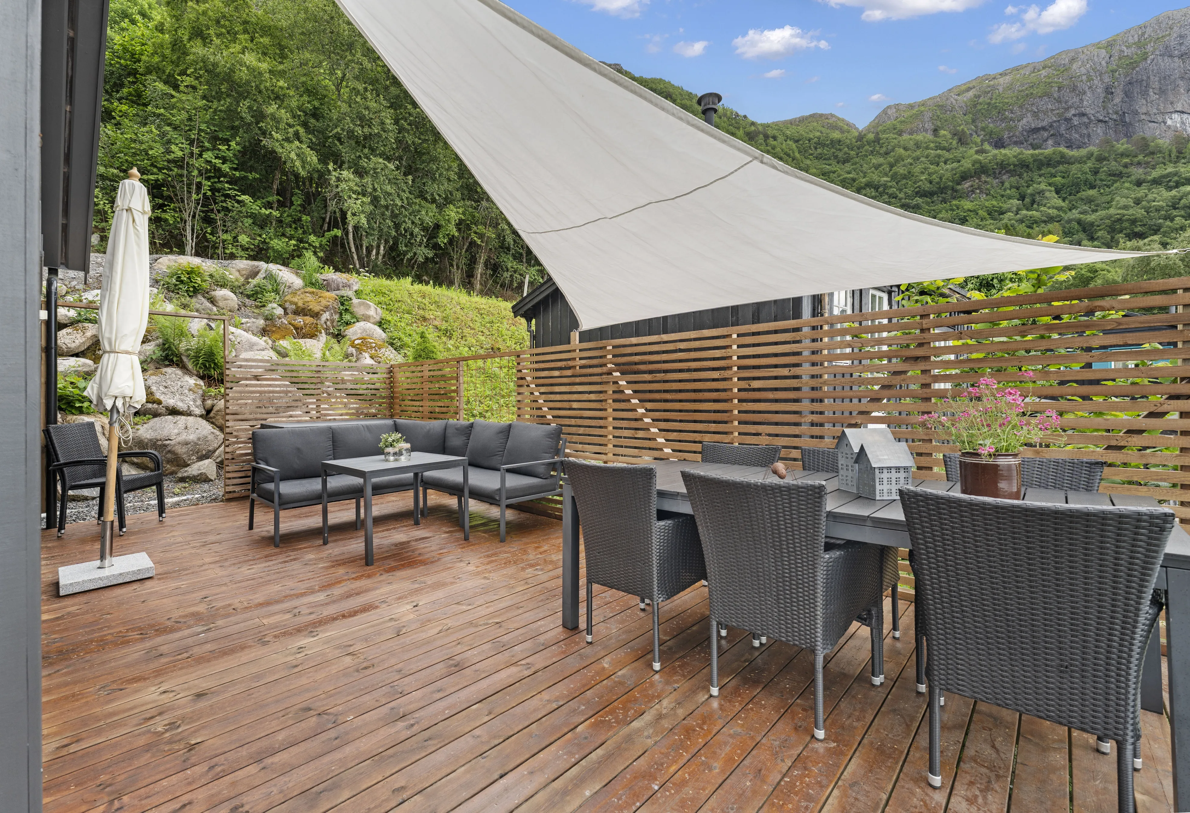Norwegian Coast Cabin with Expansive Terrace and Sea Access - Image 5