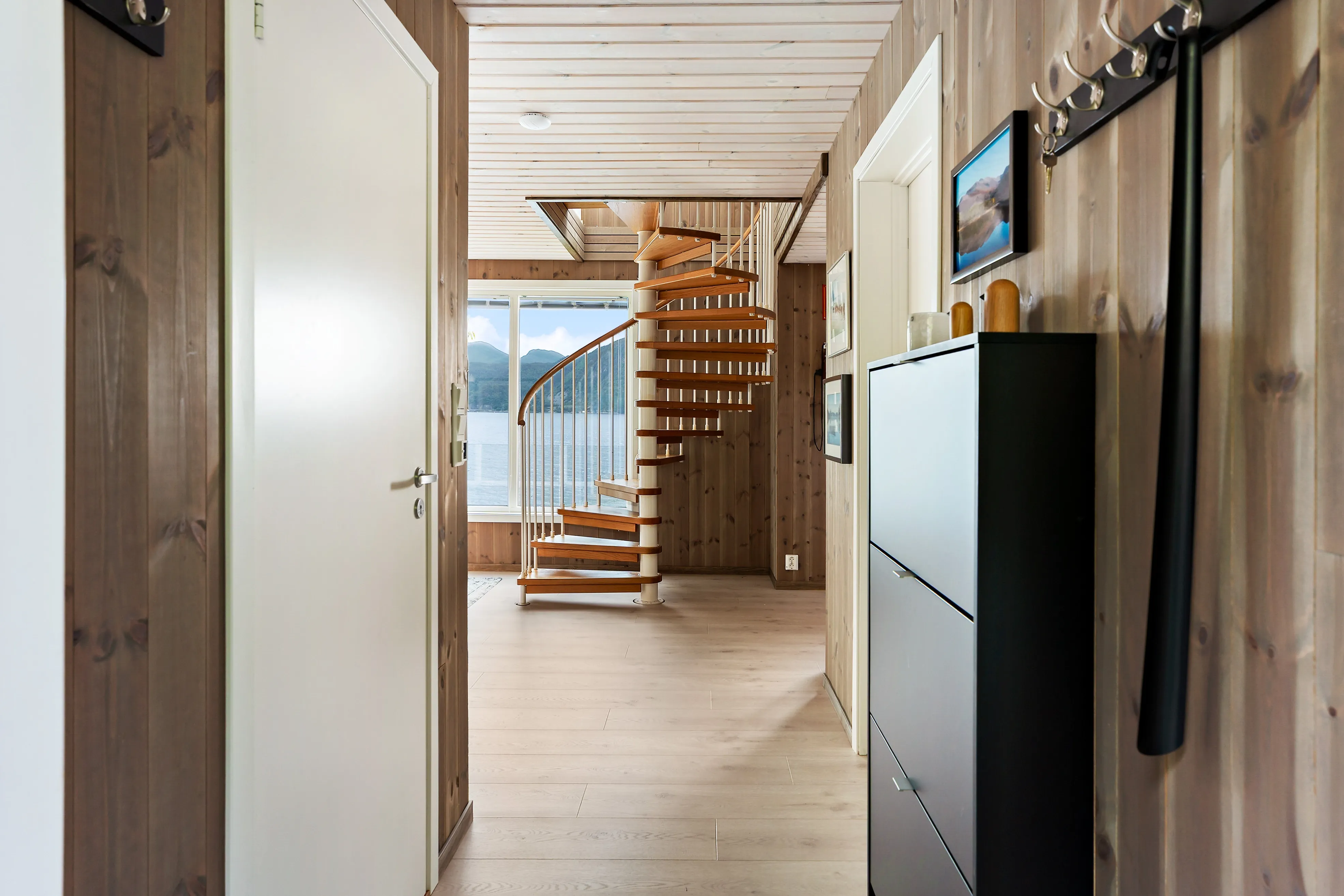 Norwegian Coast Cabin with Expansive Terrace and Sea Access - View image 10 of 35
