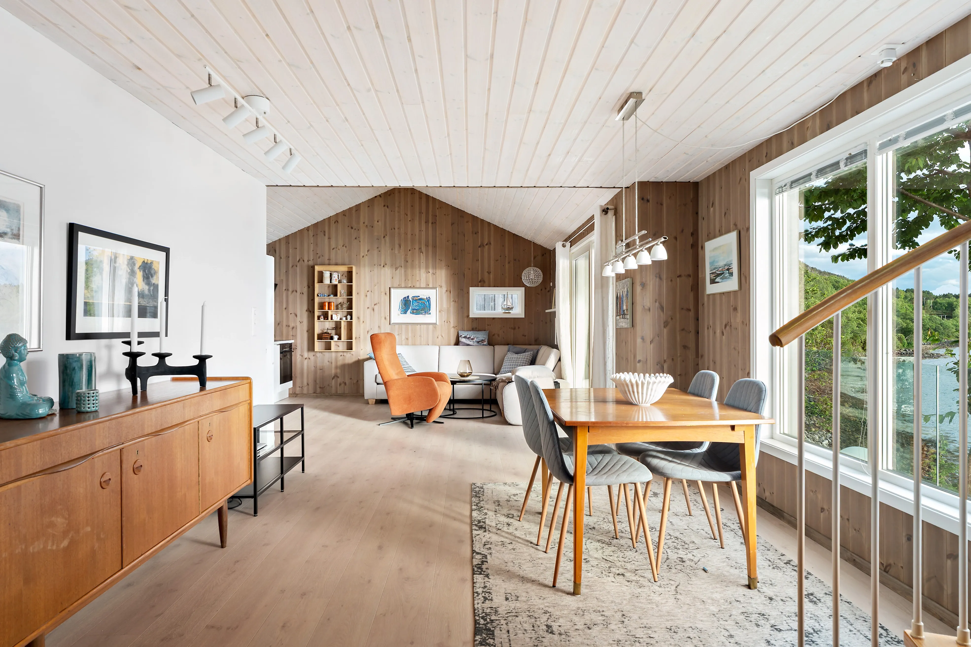Norwegian Coast Cabin with Expansive Terrace and Sea Access - View image 14 of 35