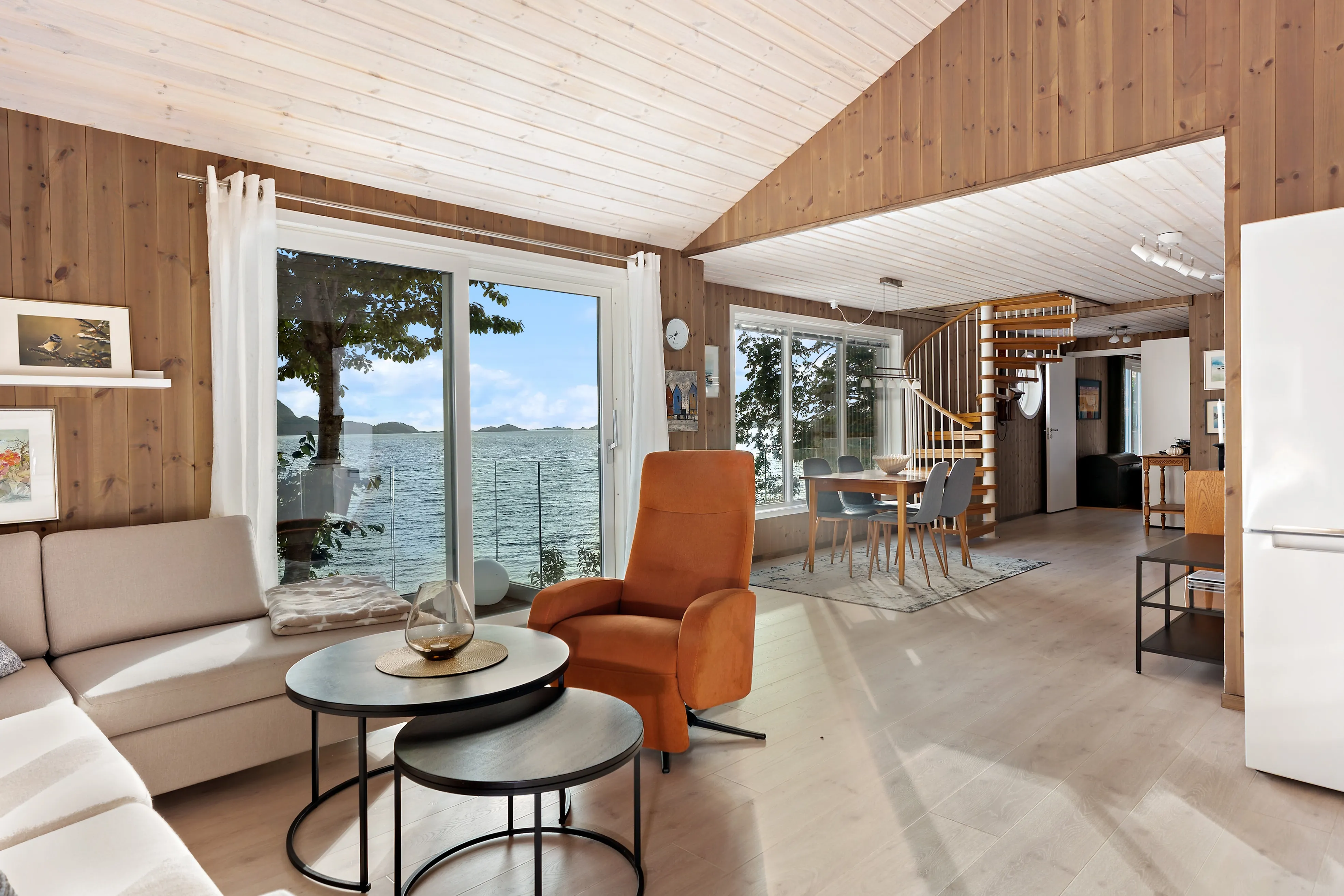 Norwegian Coast Cabin with Expansive Terrace and Sea Access - View image 15 of 35