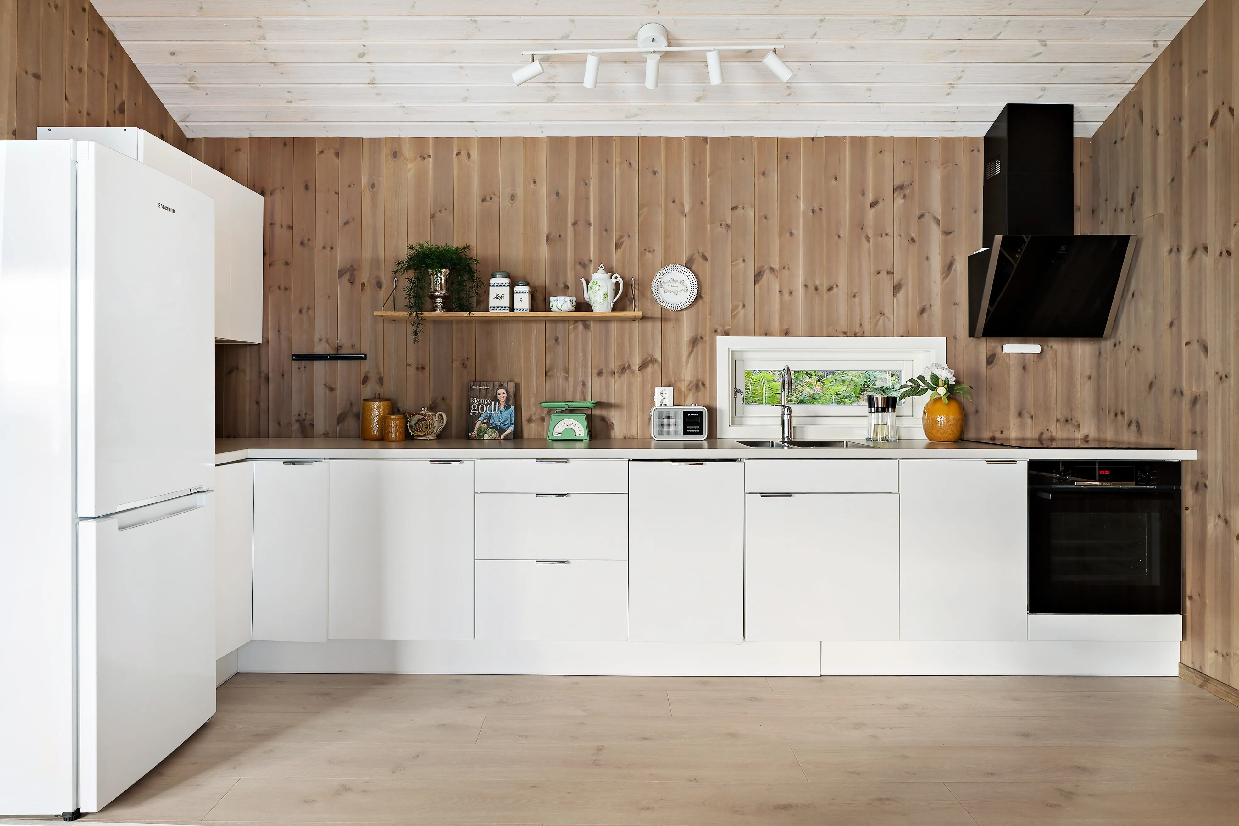 Norwegian Coast Cabin with Expansive Terrace and Sea Access - View image 16 of 35