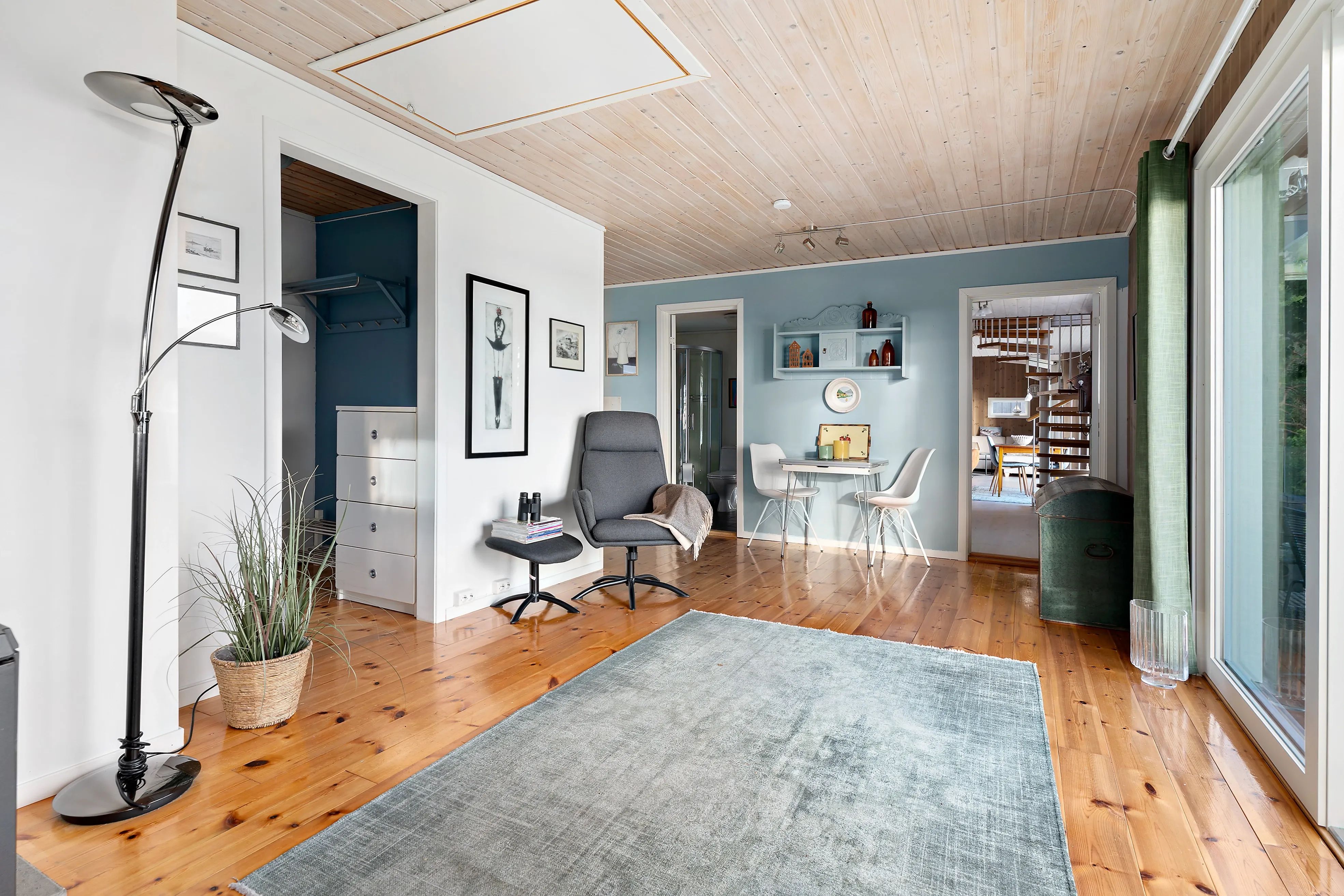 Norwegian Coast Cabin with Expansive Terrace and Sea Access - View image 21 of 35