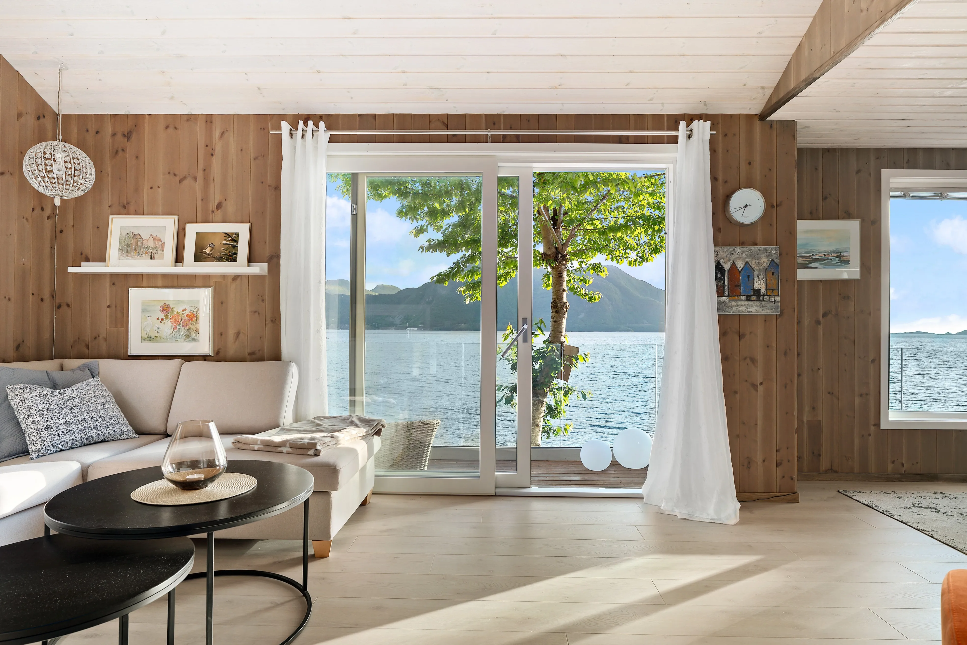 Norwegian Coast Cabin with Expansive Terrace and Sea Access - View image 25 of 35