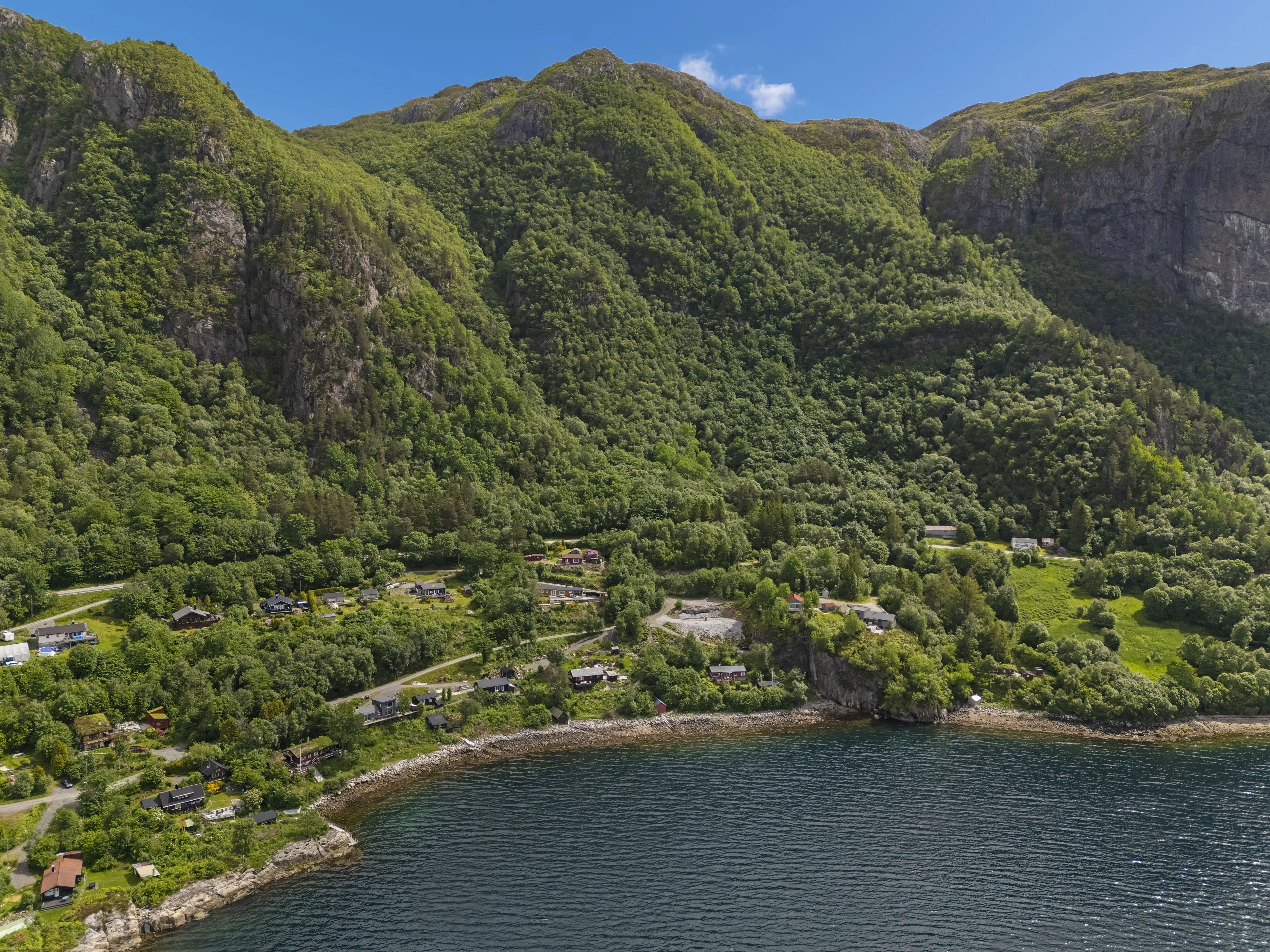 Norwegian Coast Cabin with Expansive Terrace and Sea Access - View image 31 of 35