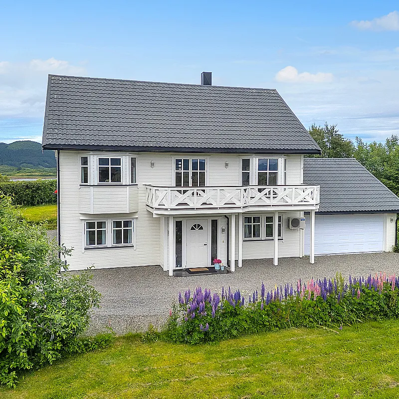 Modern Family House with Double Garage in Scenic Vesterålen