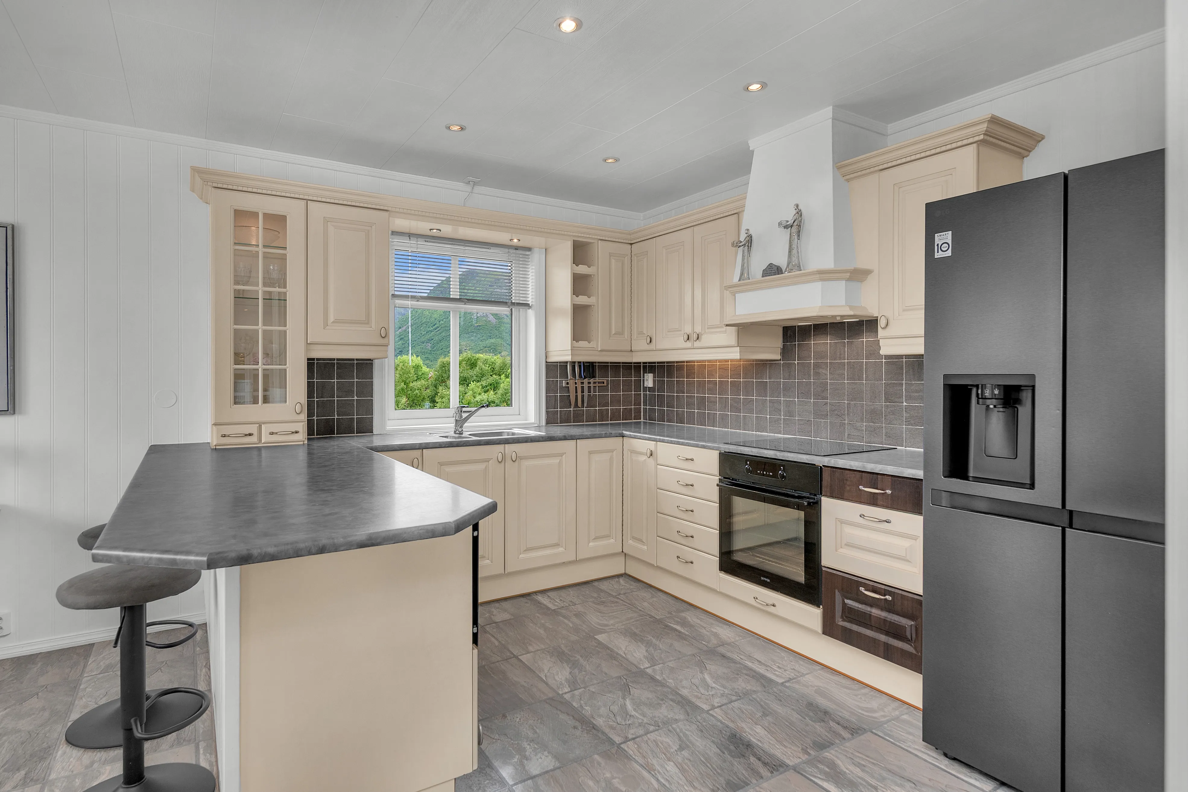 Modern Family House with Double Garage in Scenic Vesterålen - View image 10 of 34