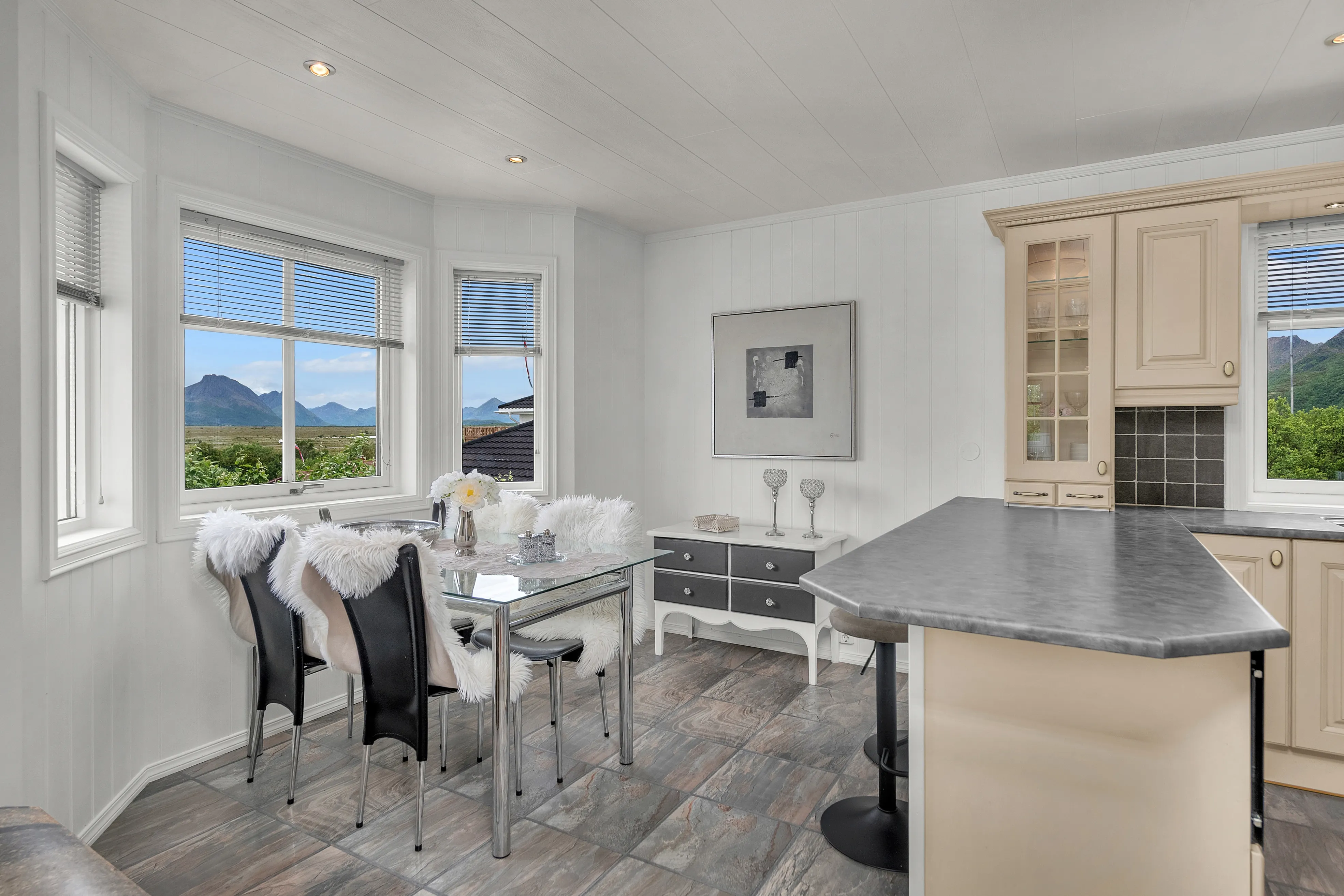 Modern Family House with Double Garage in Scenic Vesterålen - View image 11 of 34