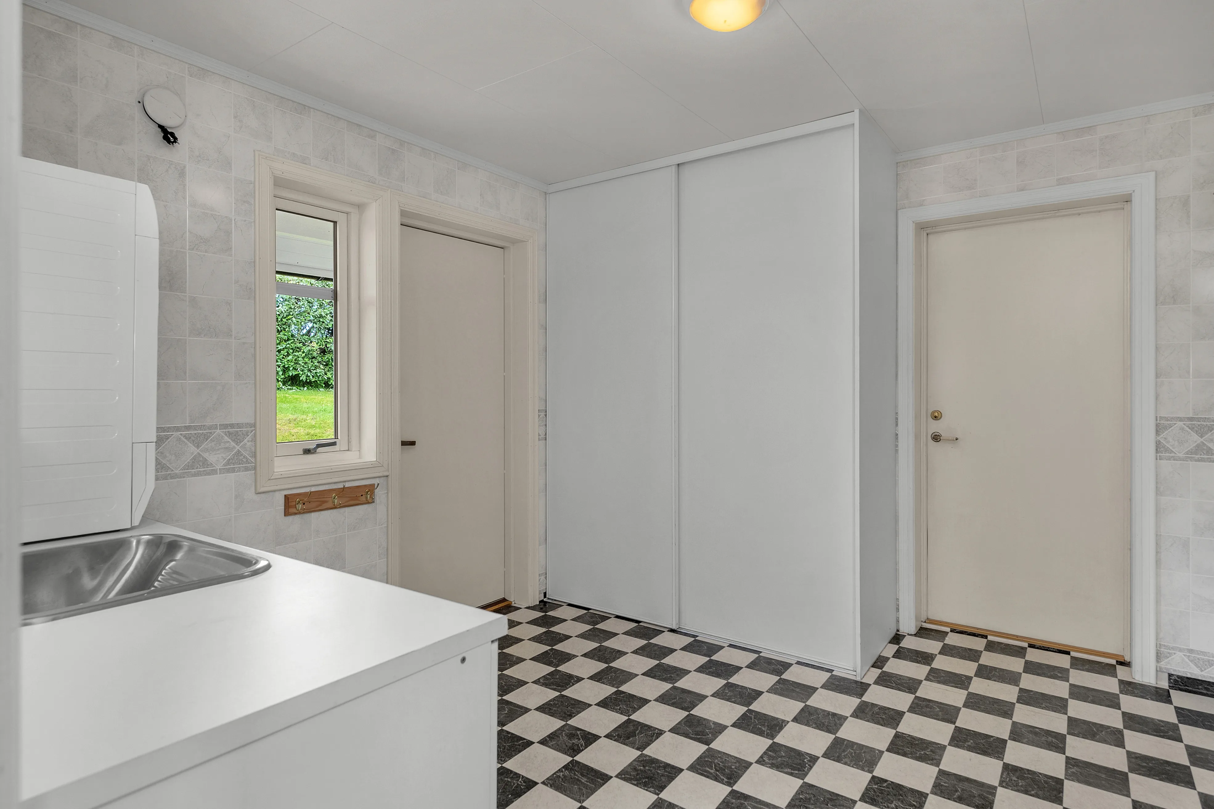 Modern Family House with Double Garage in Scenic Vesterålen - View image 26 of 34