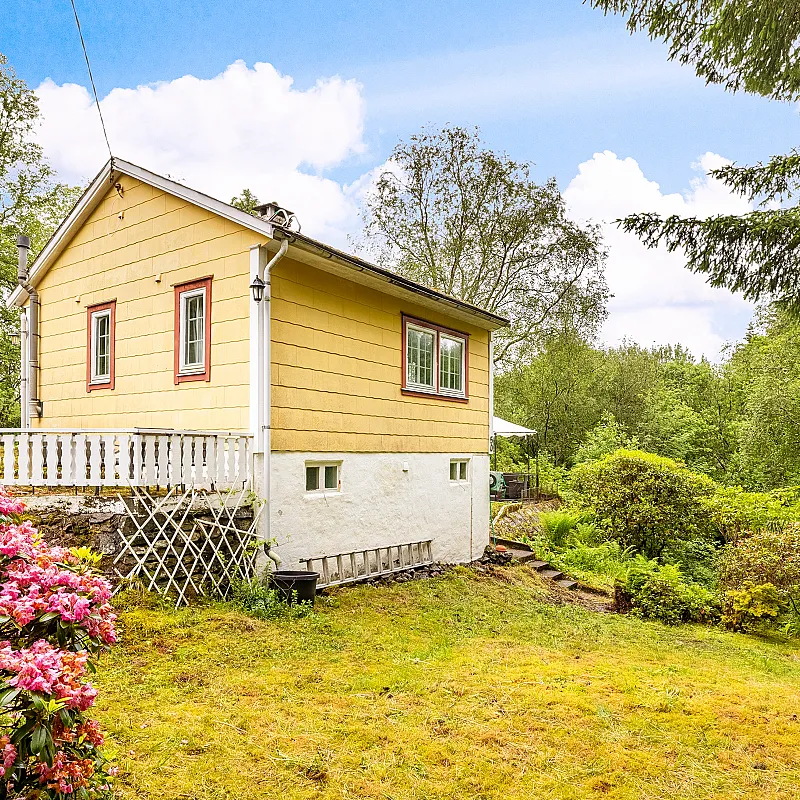 1960s Norwegian Coastal Cabin with Garden and Mooring Potential