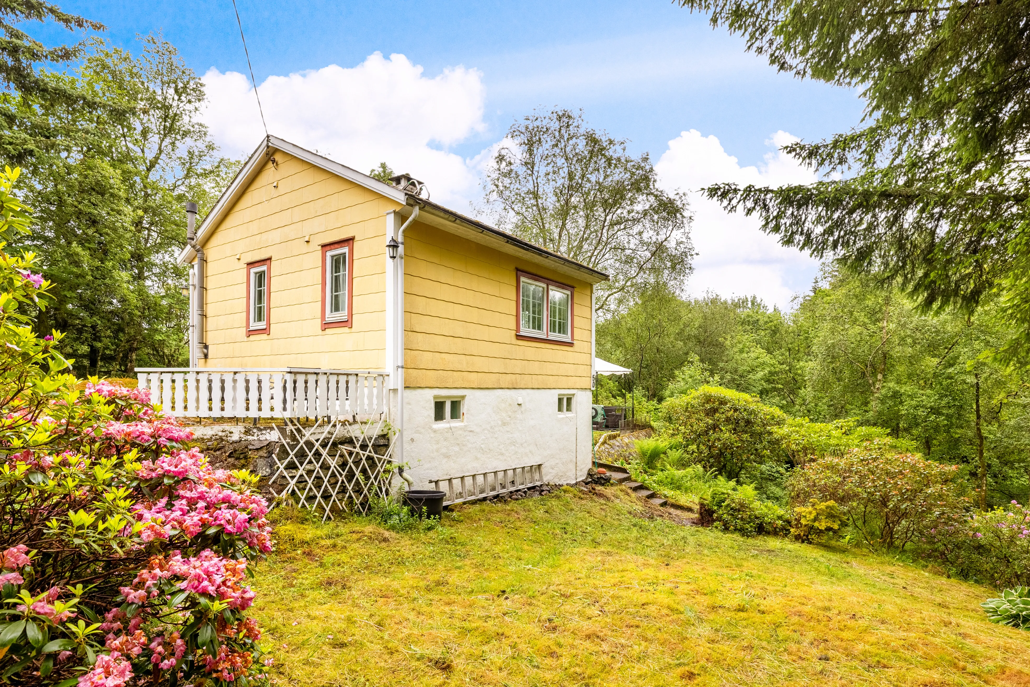 1960s Norwegian Coastal Cabin with Garden and Mooring Potential - Image 1