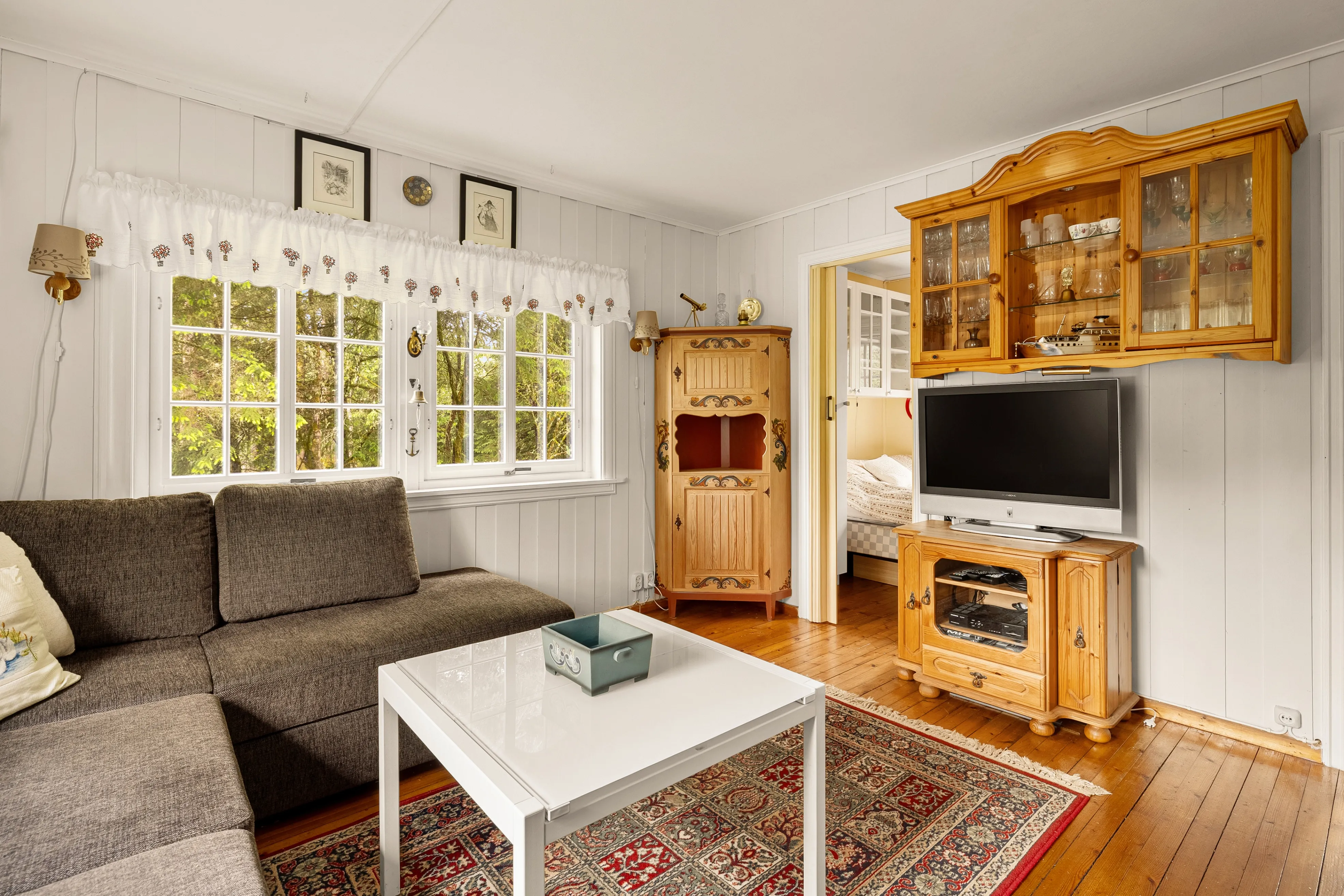 1960s Norwegian Coastal Cabin with Garden and Mooring Potential - View image 9 of 34