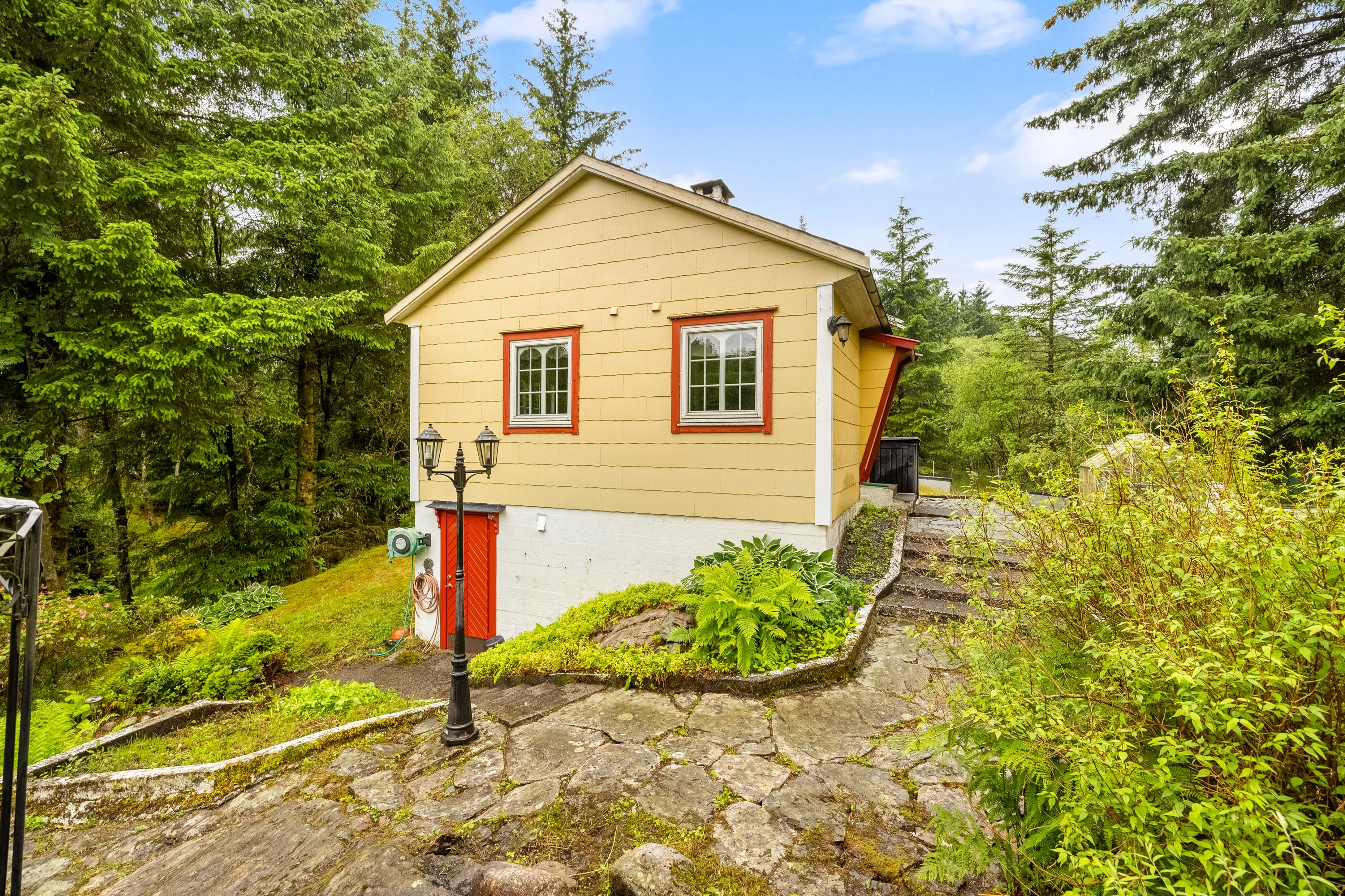 1960s Norwegian Coastal Cabin with Garden and Mooring Potential - View image 28 of 34