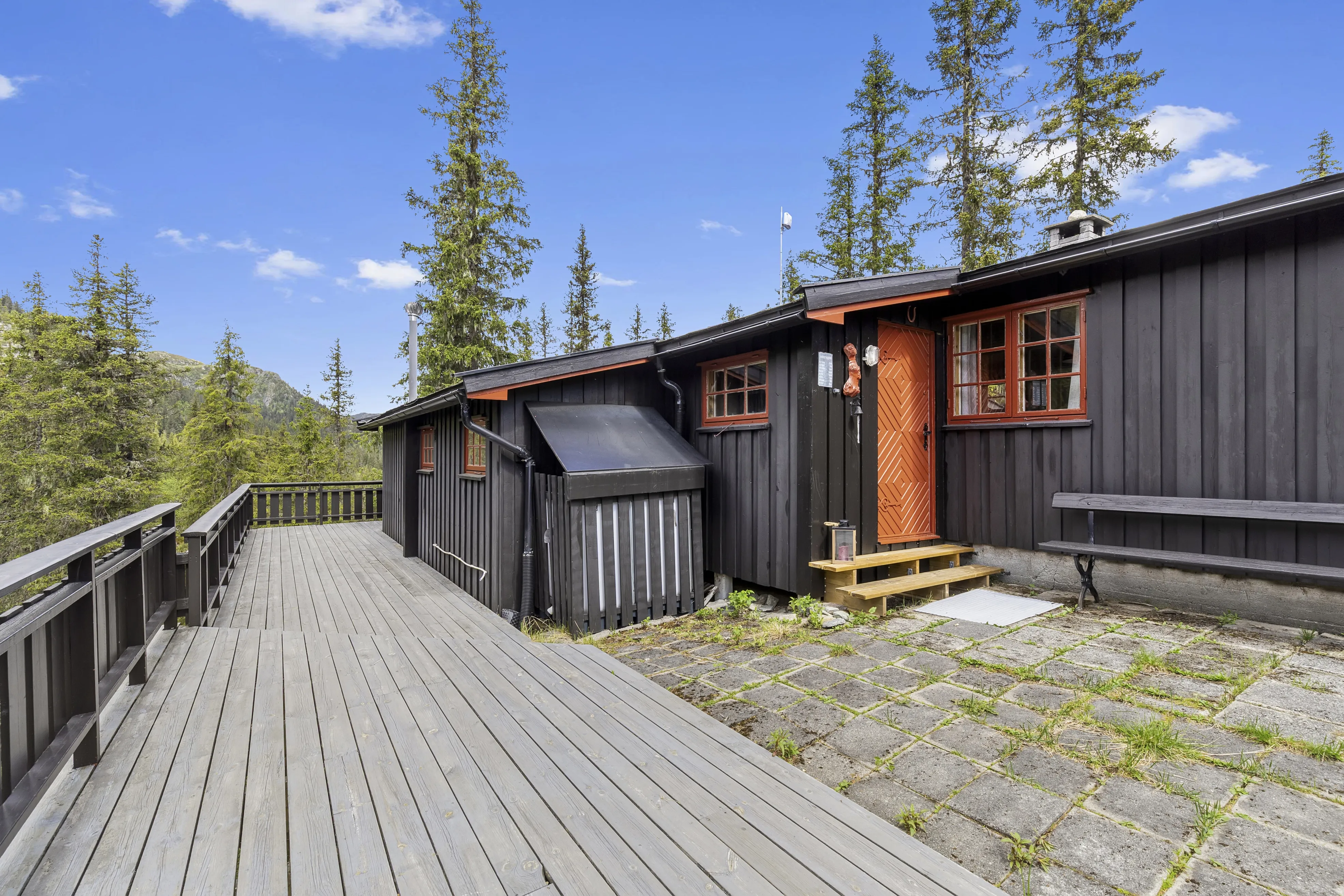 1960s Cabin with Expansive Terrace and Scenic Trails in Flå, Norway - Image 4
