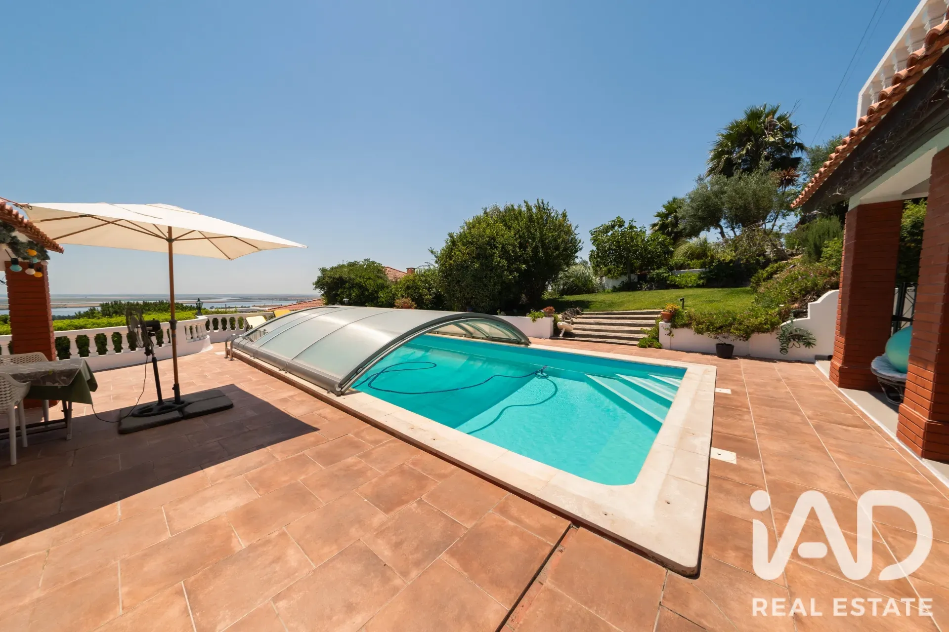 Expansive 5-Bedroom House with Pool and Garden in Alverca do Ribatejo - Image 2