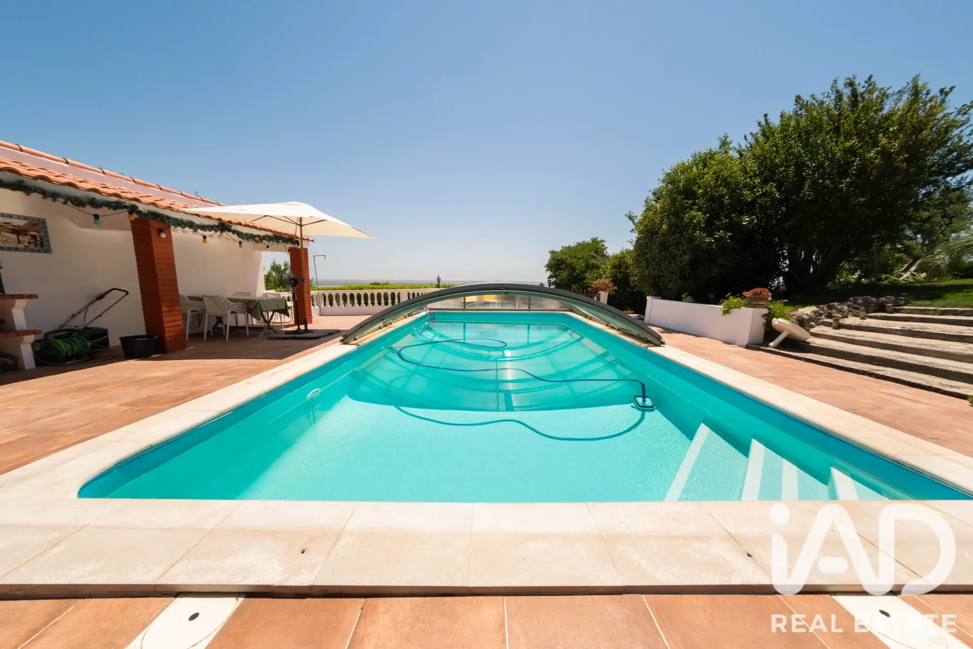 Expansive 5-Bedroom House with Pool and Garden in Alverca do Ribatejo - Image 3