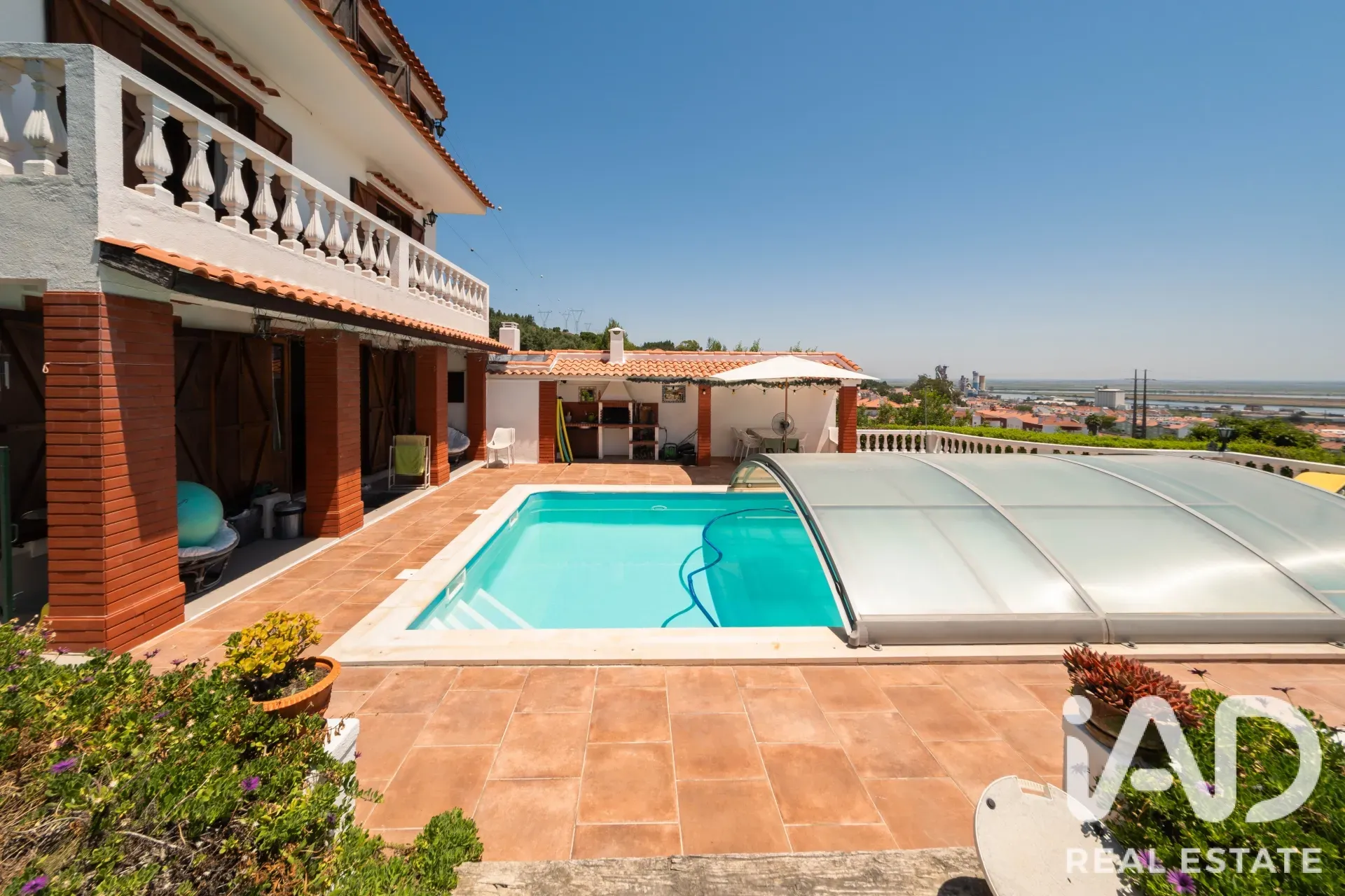 Expansive 5-Bedroom House with Pool and Garden in Alverca do Ribatejo - Image 4