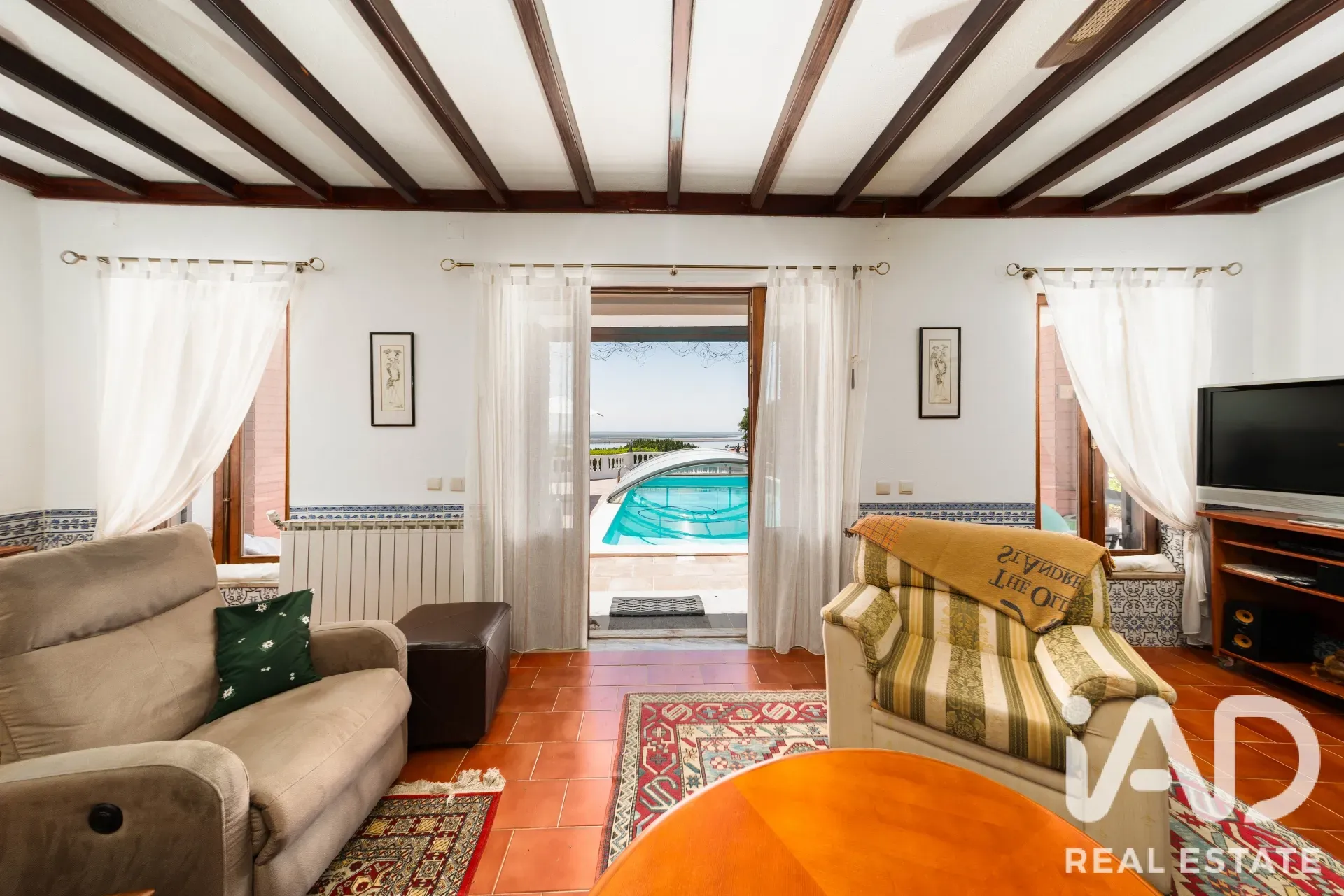 Expansive 5-Bedroom House with Pool and Garden in Alverca do Ribatejo - View image 8 of 40