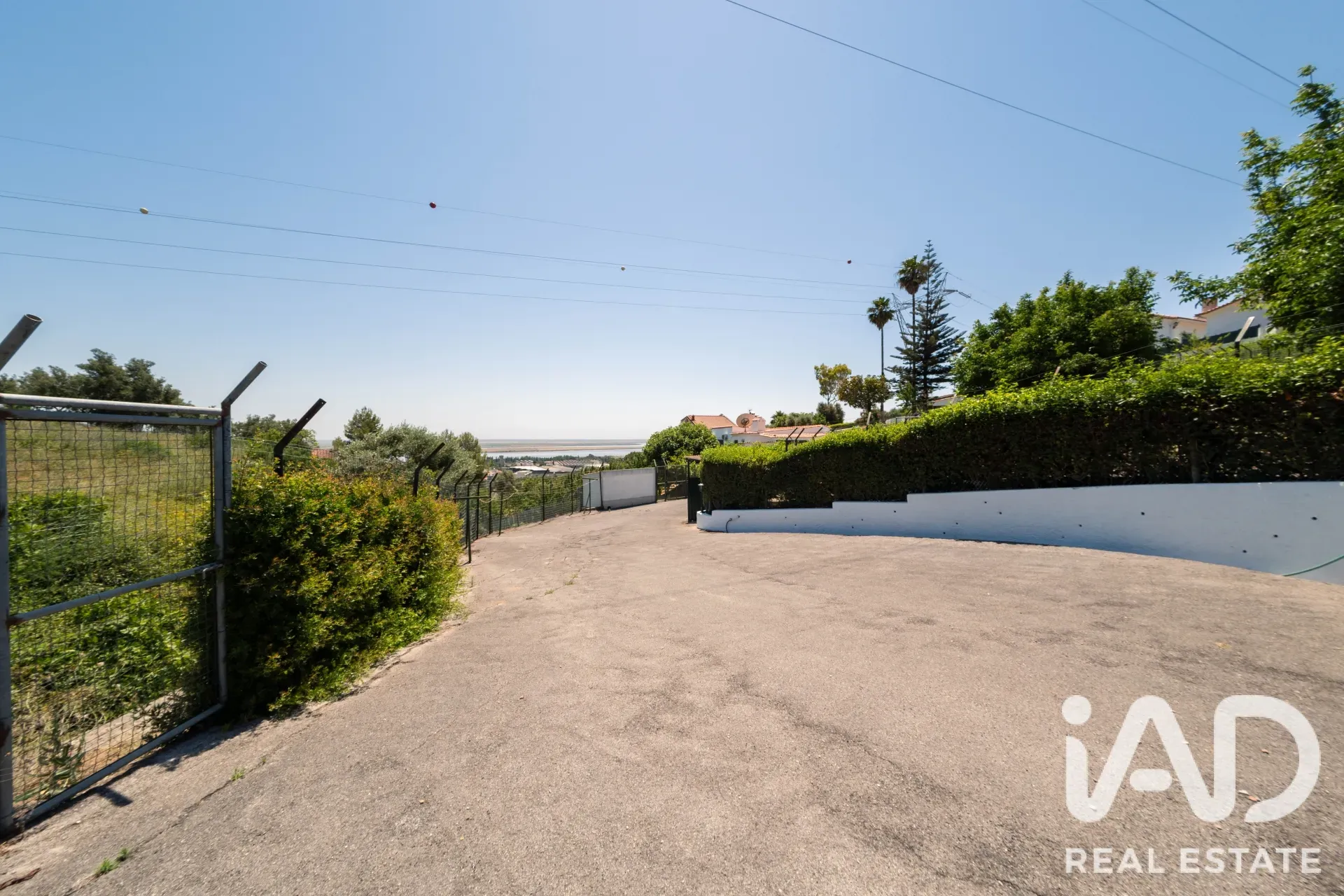 Expansive 5-Bedroom House with Pool and Garden in Alverca do Ribatejo - View image 35 of 40