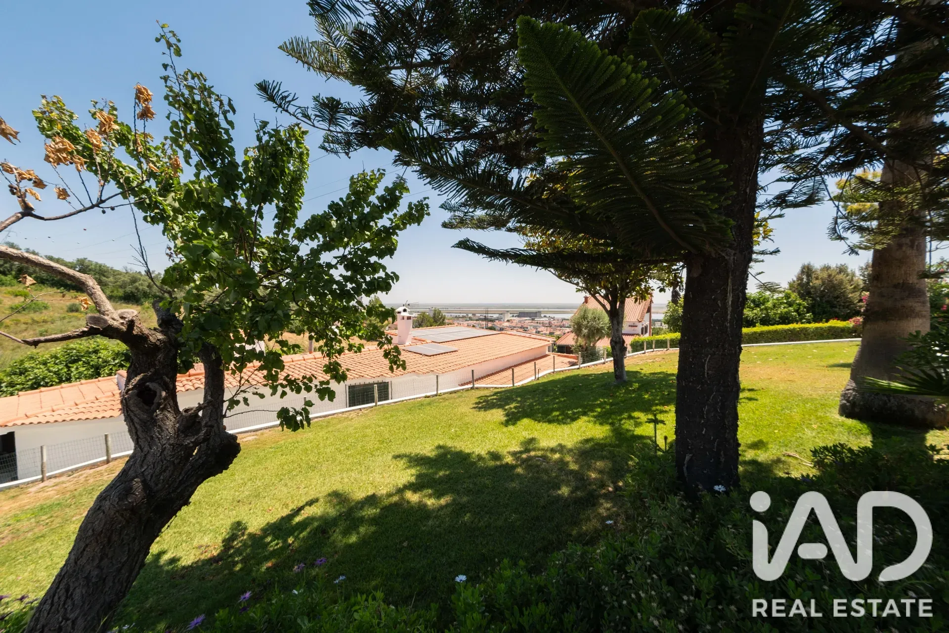 Expansive 5-Bedroom House with Pool and Garden in Alverca do Ribatejo - View image 36 of 40