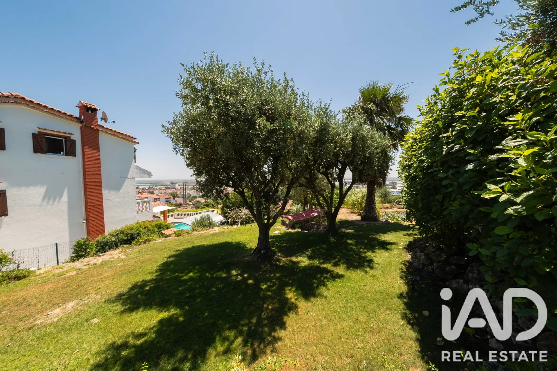 Expansive 5-Bedroom House with Pool and Garden in Alverca do Ribatejo - View image 37 of 40