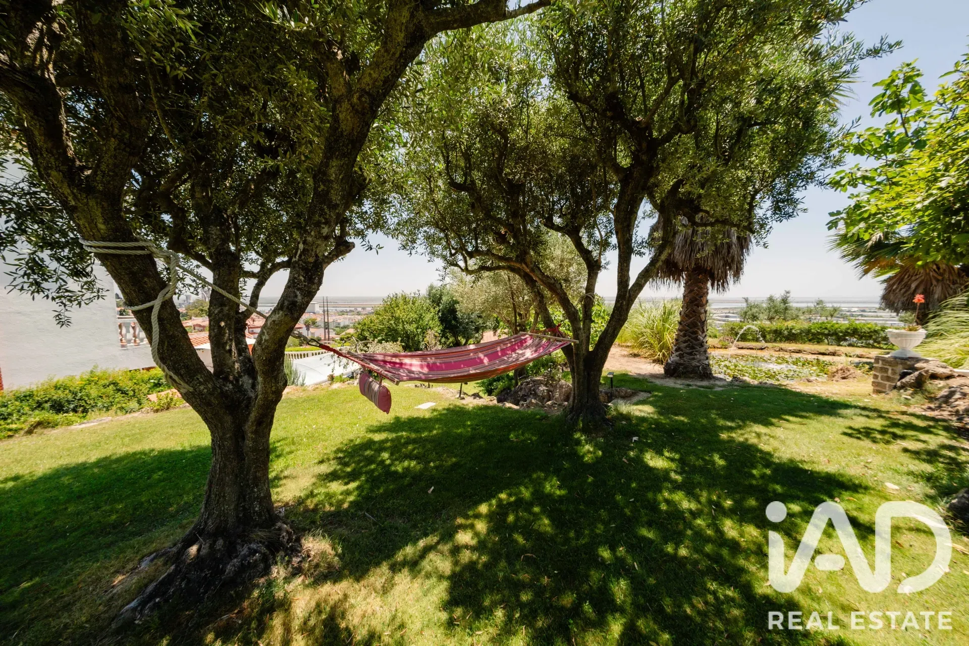 Expansive 5-Bedroom House with Pool and Garden in Alverca do Ribatejo - View image 38 of 40
